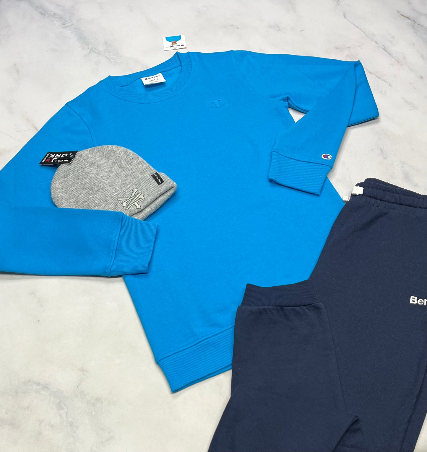 ❄️ Ouaté Champion : logo brodé ton sur ton au devant . Neuf! Fait 16-18 ans garçon  .