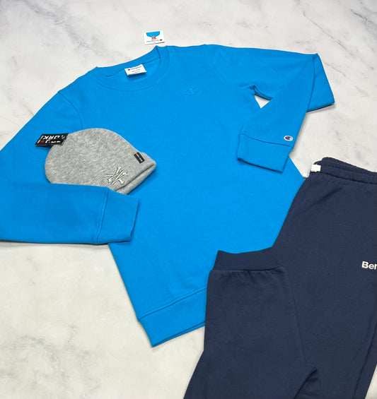 ❄️ Ouaté Champion : logo brodé ton sur ton au devant . Neuf! Fait 16-18 ans garçon  .