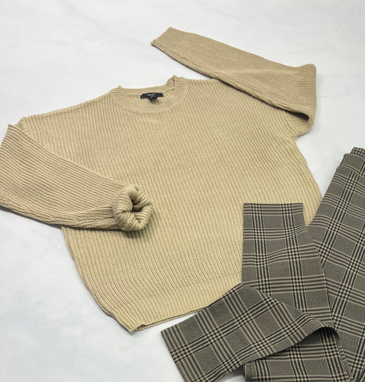 Duo femme :..Tricot M/ femme stretch comme neuf ! + Jegging Tag fait M/ femme s’enfile comme un leg. Neuf!