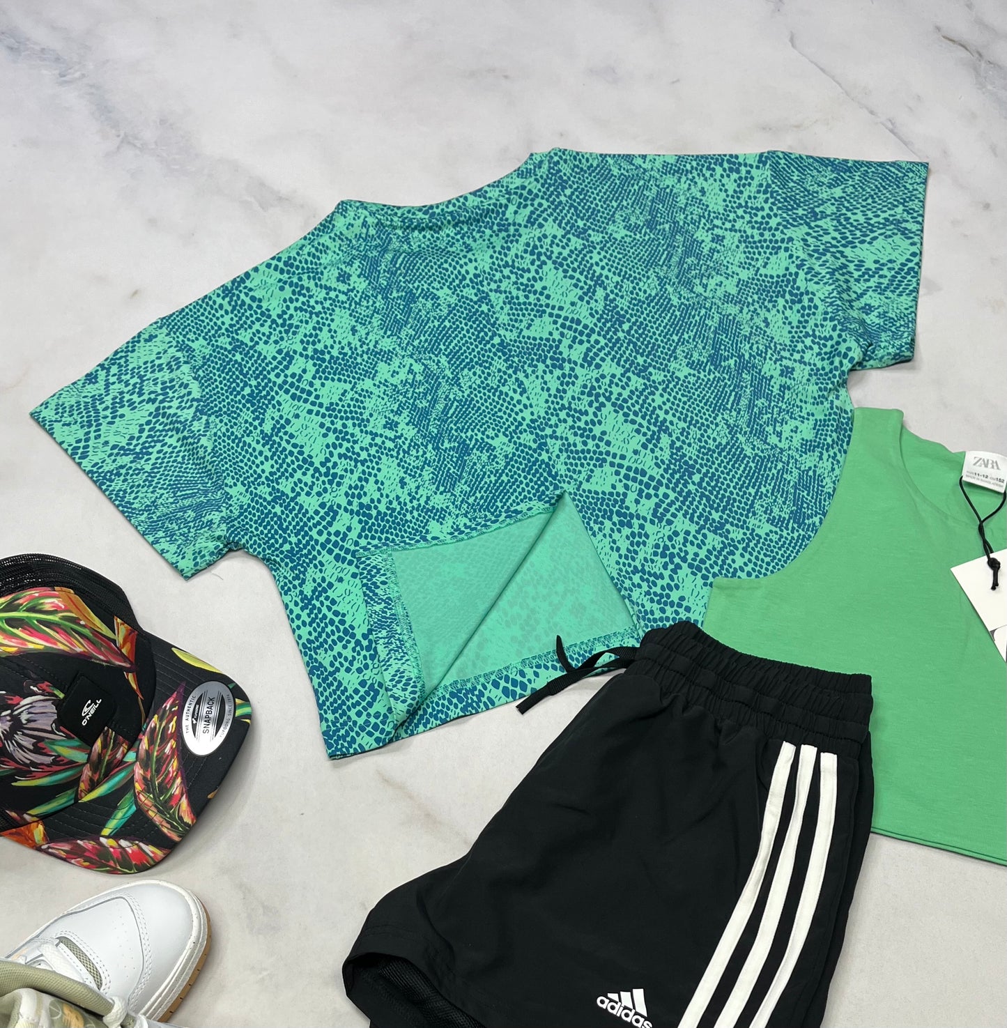 🌴 Manche courte : Adidas en tissu de sport stretch neuf ! Belle ouverture au bas du dos . 10-12 ans fille coupe tendance neuf !