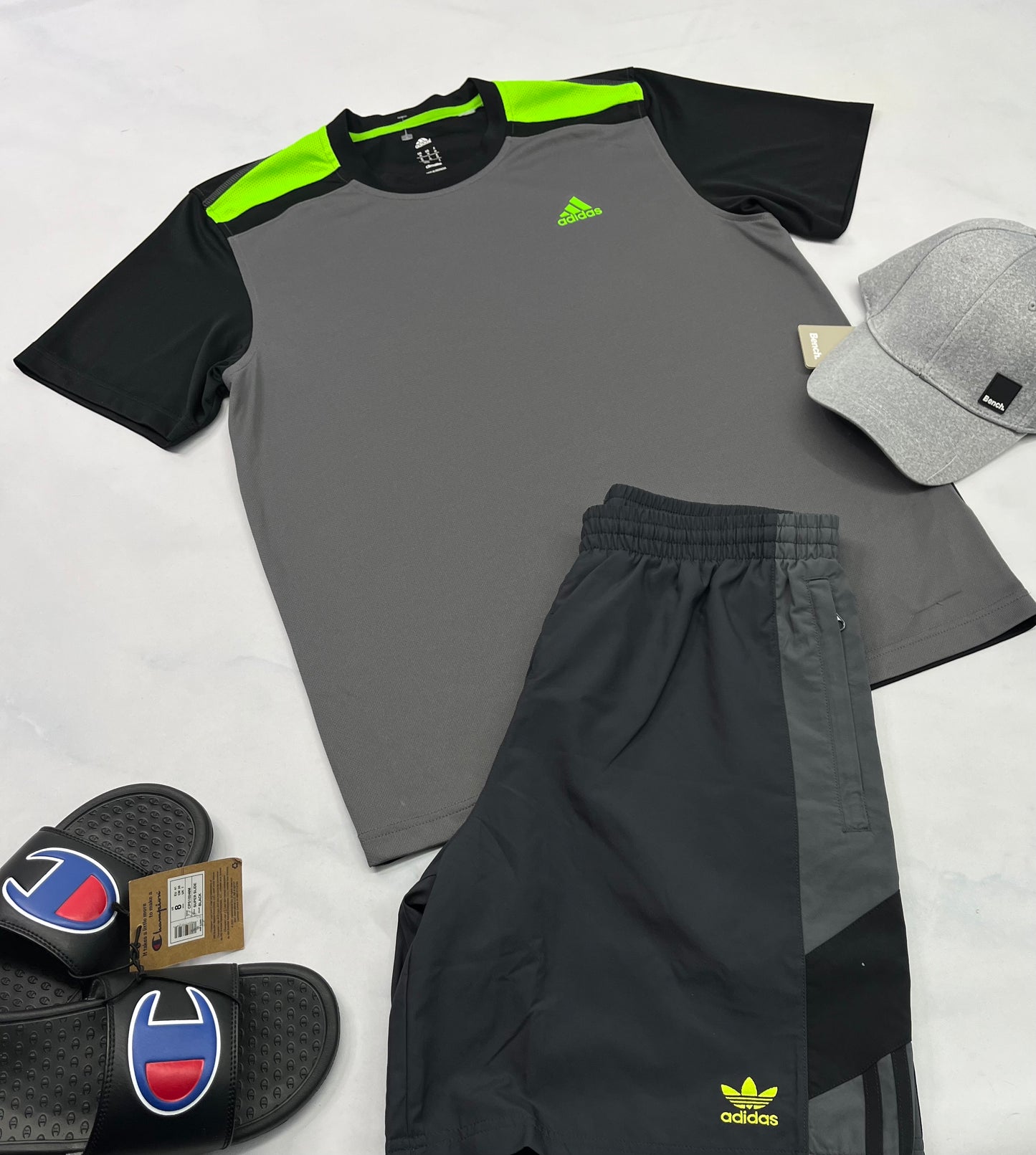 🤩 Solde ,Manche courte : Adidas M/ homme en tissu de sport comme neuf à part une ligne de maille au bas ( voir photo 2) . Le dos est tout noir .