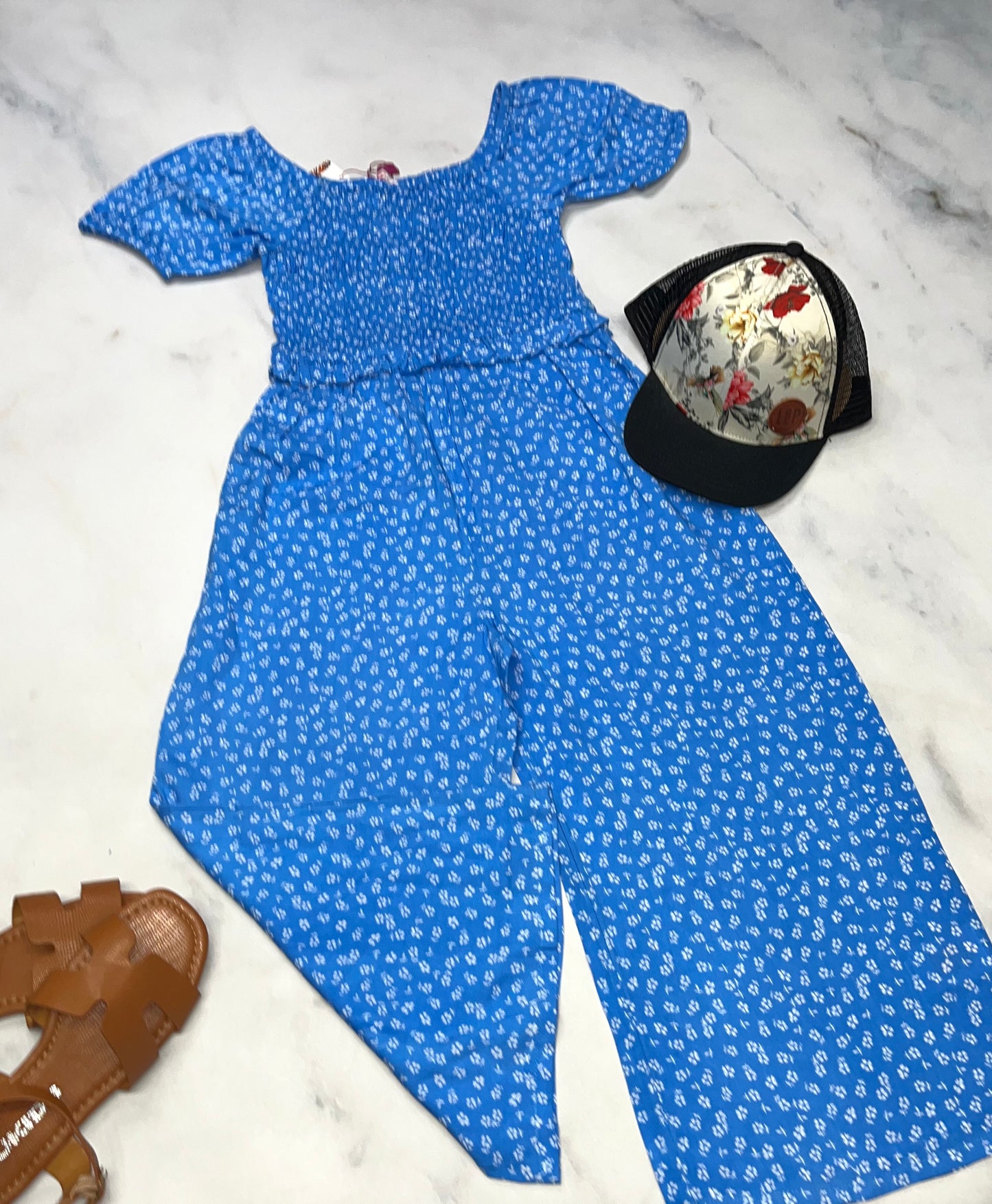 😍 1 pièce jambe large : look écourté neuf . Le haut est en nid d’abeille stretch . 8 ans fille dispo .