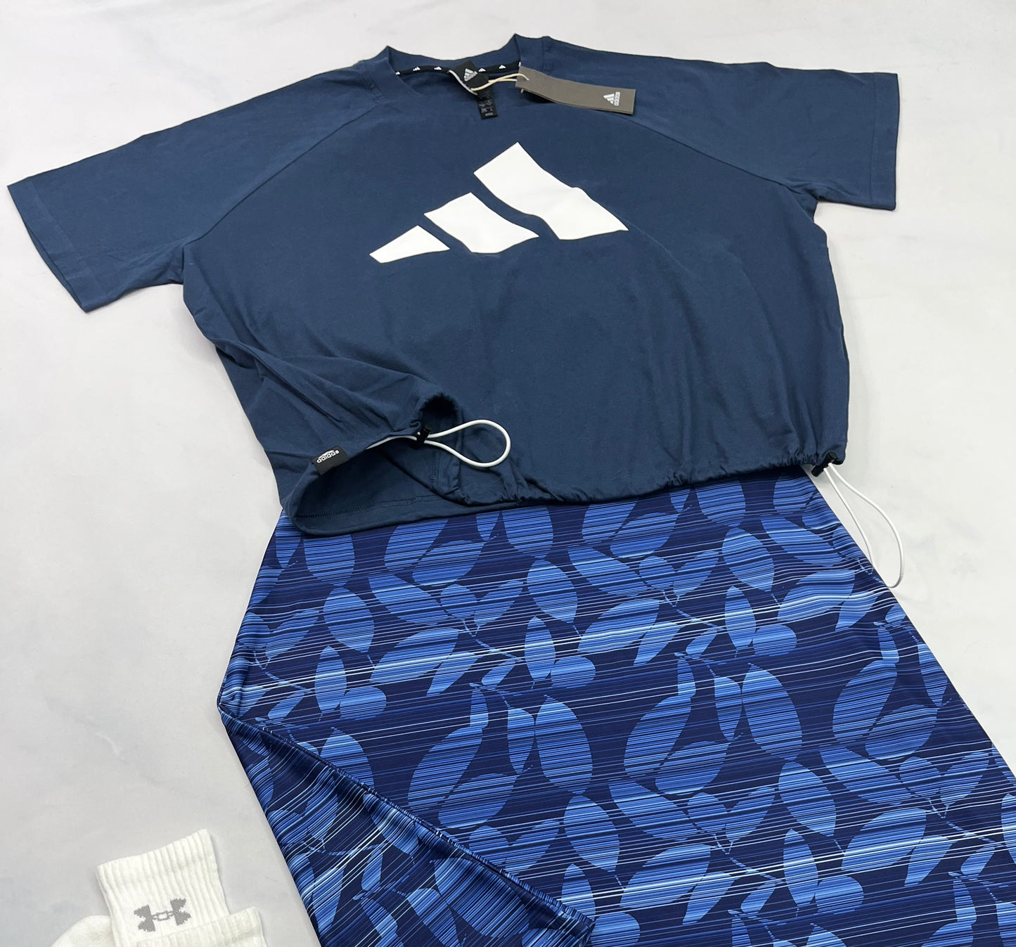 💙 Manche courte : Adidas incroyable . M/ look over size ( fait L/femme ) femme . Avec cordon d’ajustement au bas . Longueur mi hanche neuf !