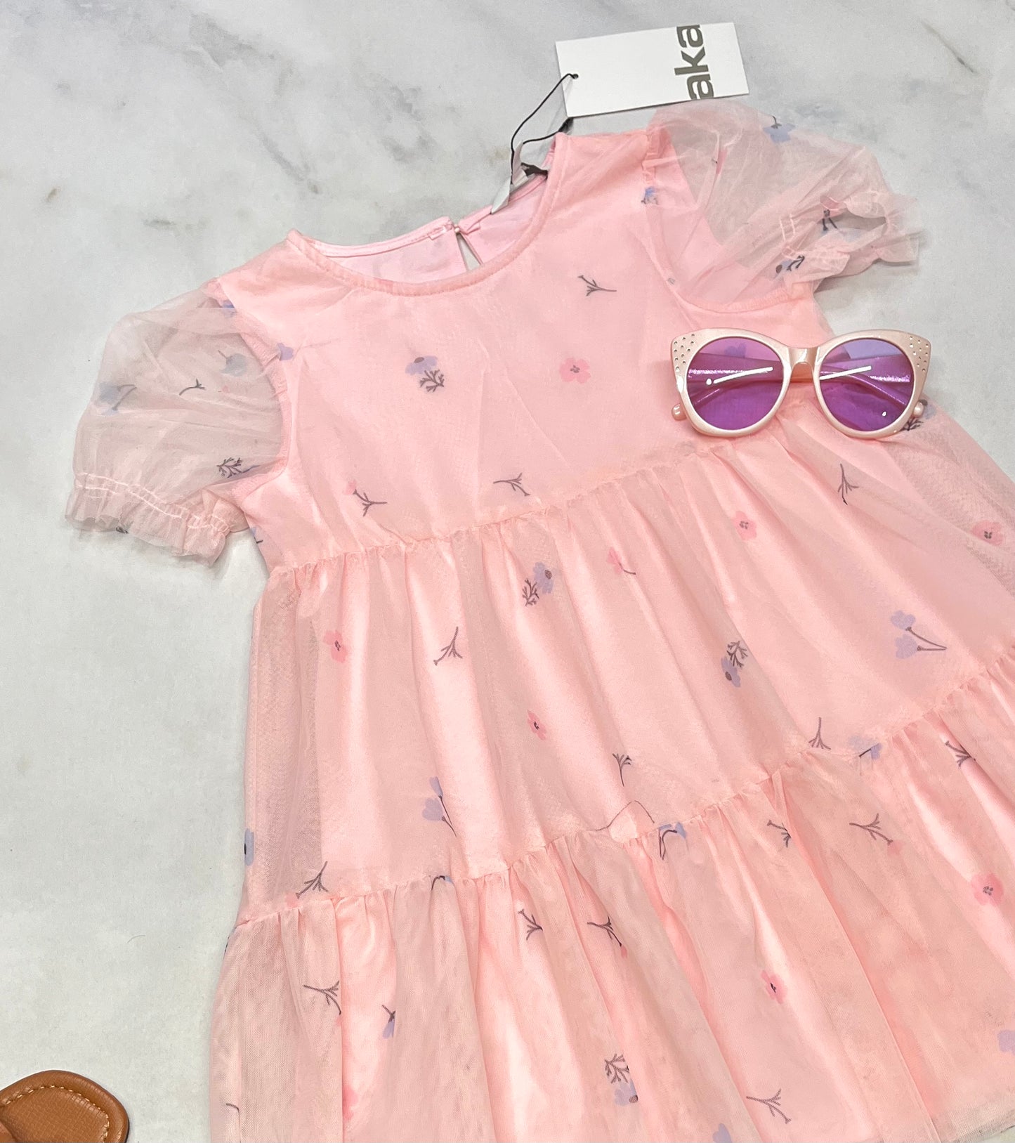 🌸 Robe : rose incroyable AKA 5 ans fleurie neuve mais avec un micro fil oublié à l’intérieur du (filet :tulle) Peux visible .