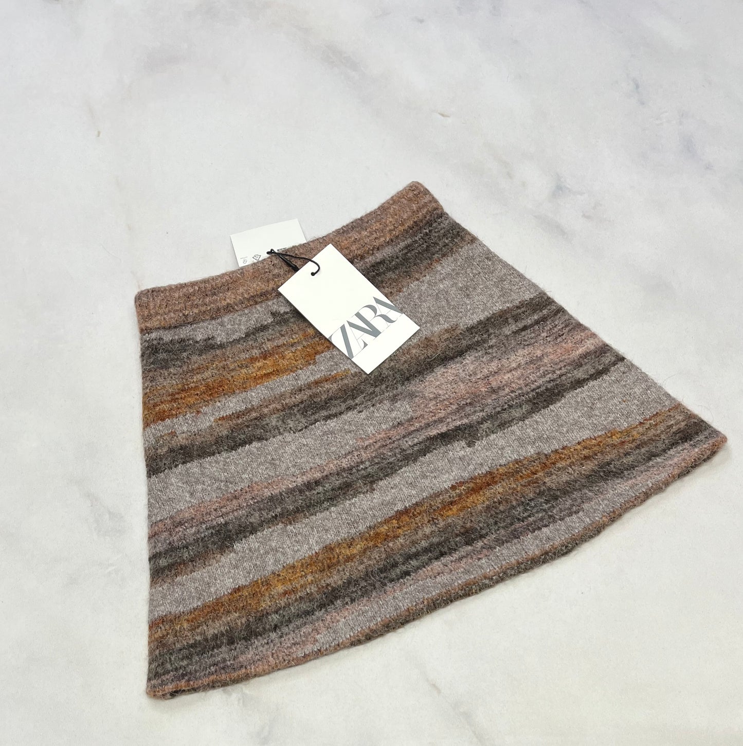 ZARA : Jupe douce molle fait 5 ans . Neuve !