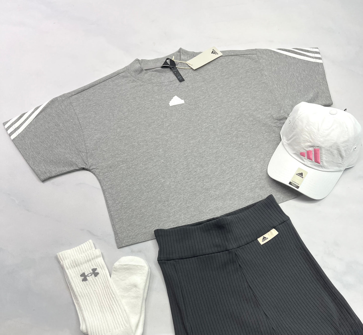 ☀️ Adidas : Manche courte gris Small femme coupe relax neuf ! Mi hanche .