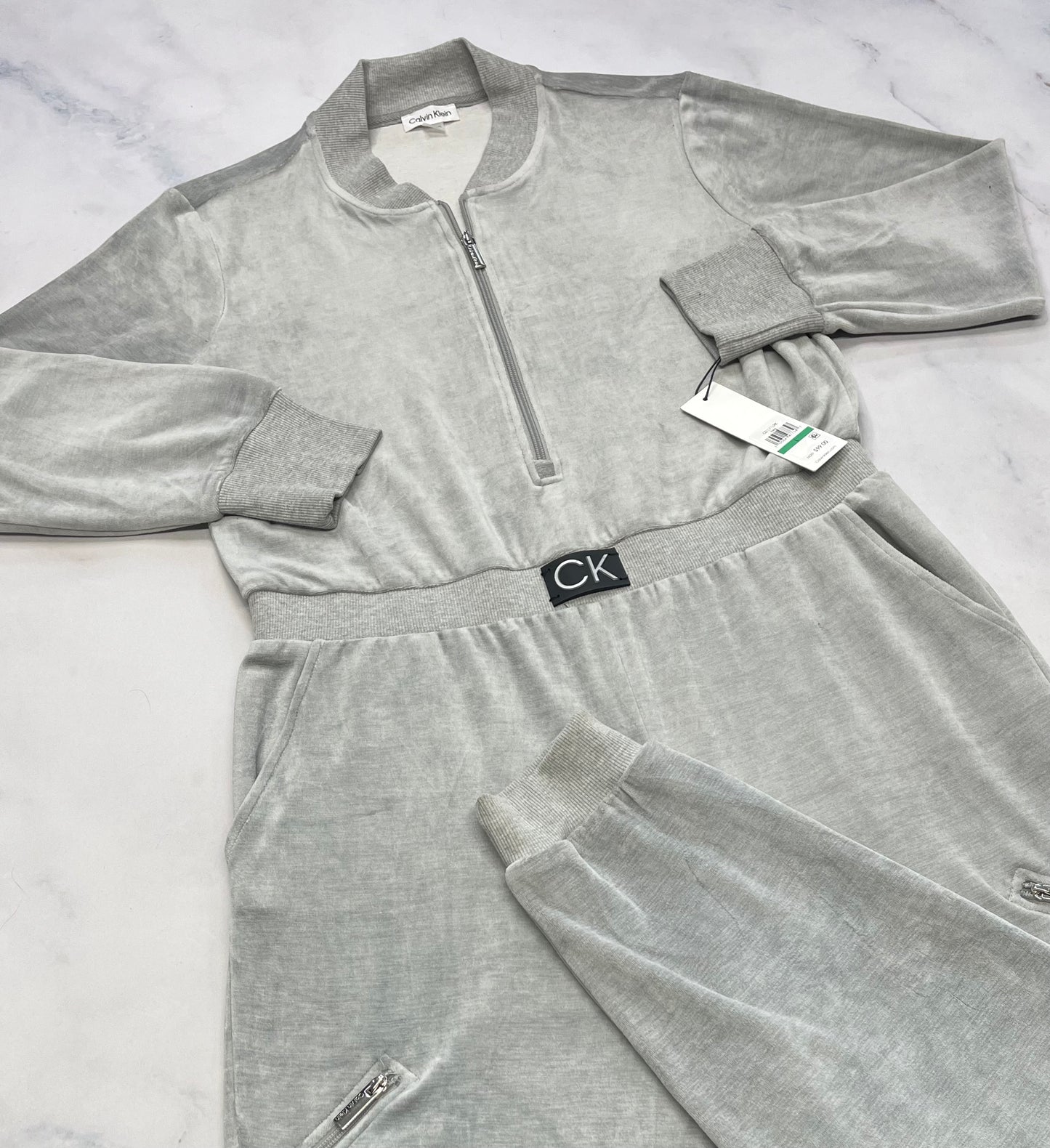 Calvin Klein : 1 pièce en velour stretch dans tout les sens . Hyper doux ! Taille haute . Large femme 10-12 ans dispo .