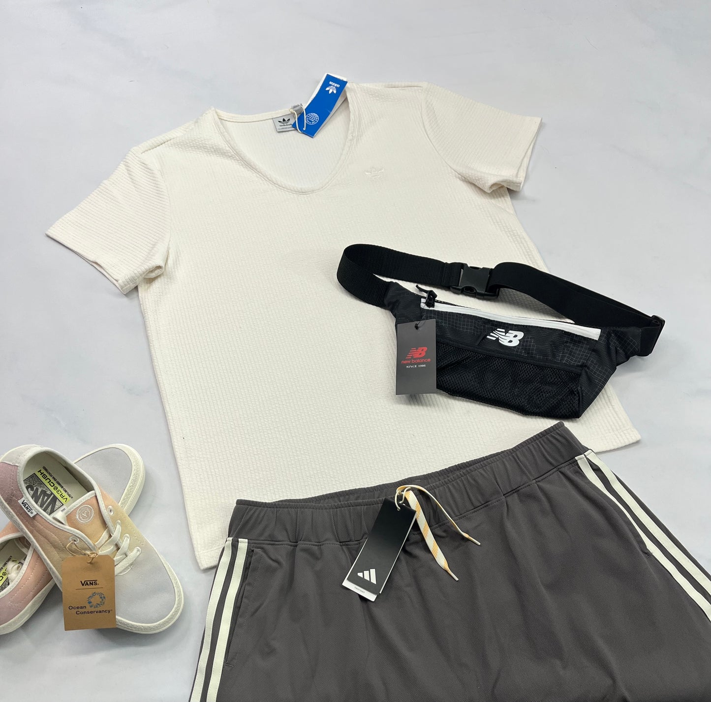 ☀️ SOLDE Manche courte : Adidas crème pâle . Tissu doux texturé stretch qualité ++. Neuf mais saleté grise au bas ( voir dernière photo ) fait XL/ femme .