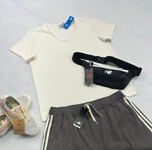 ☀️ SOLDE Manche courte : Adidas crème pâle . Tissu doux texturé stretch qualité ++. Neuf mais saleté grise au bas ( voir dernière photo ) fait XL/ femme .