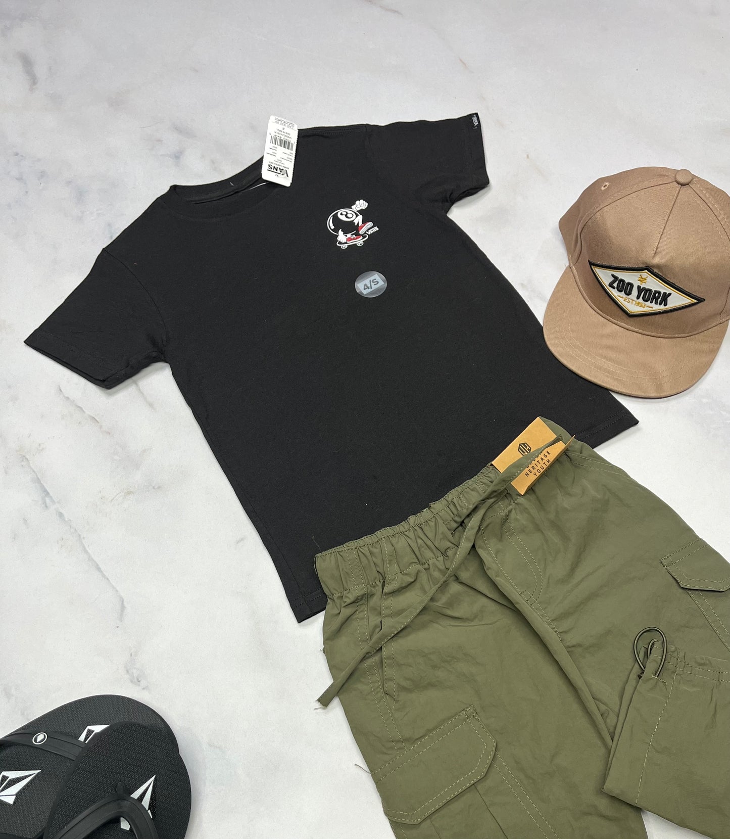 🌵 T-Shirt : VANS 4 ans avec beau logo au dos .