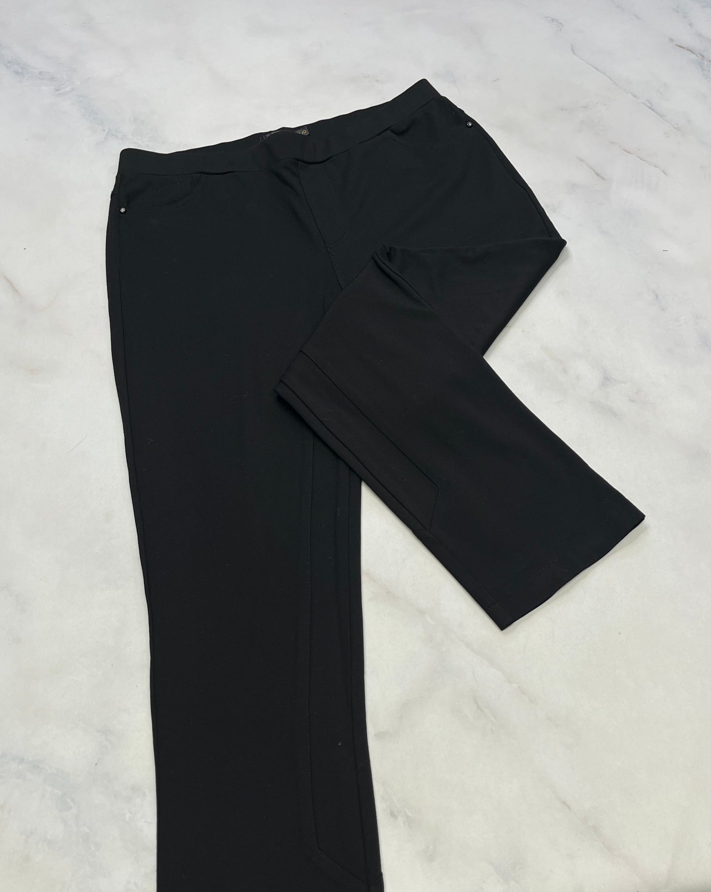 Skinny Jeg. Chic : mou confo. Poches au dos au contour avec brillant . Manque quelques brillant sinon comme neuf! L(11-12 ans ) femme .