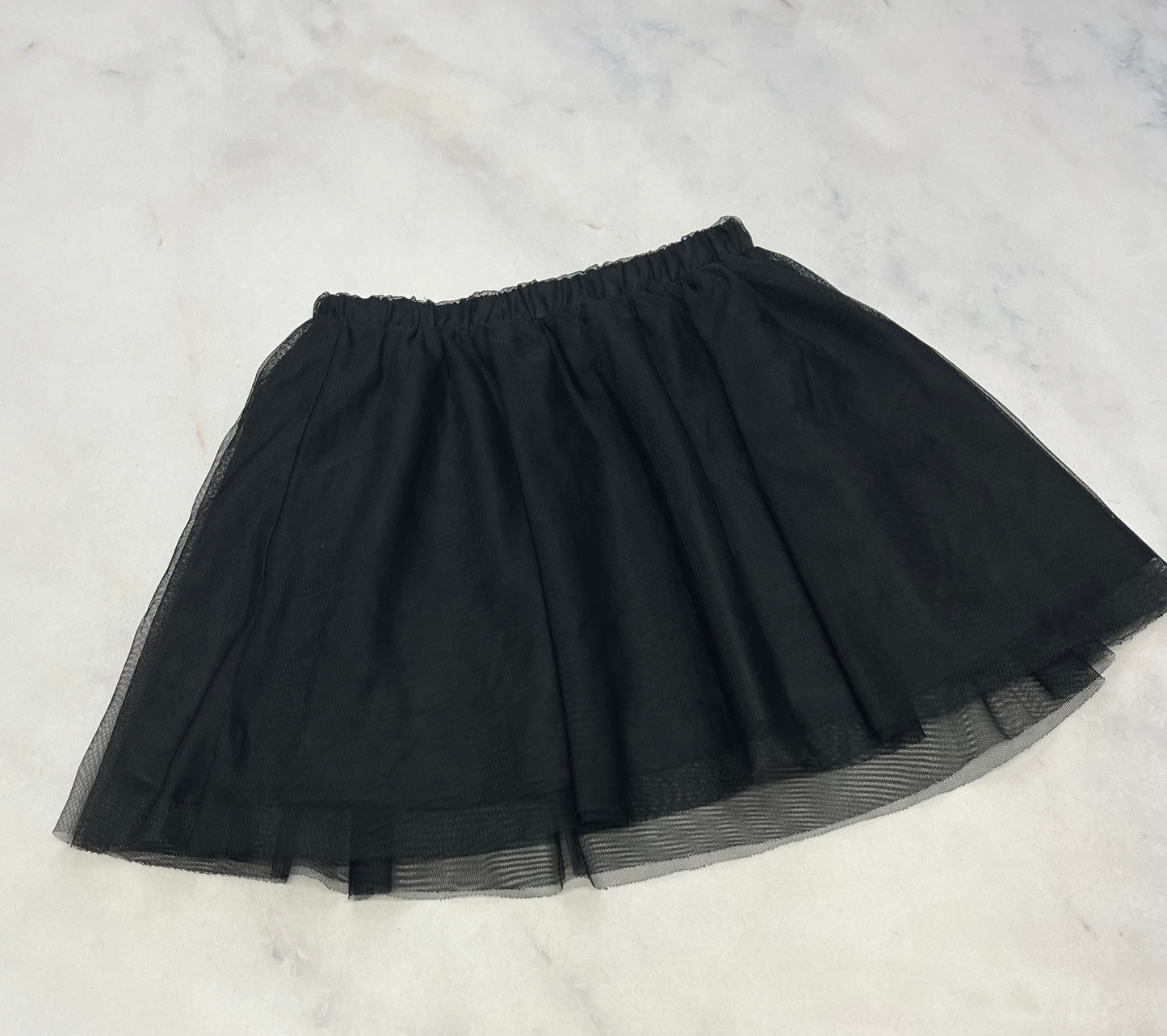 Jupe noir : 7-8 ans comme neuve. .