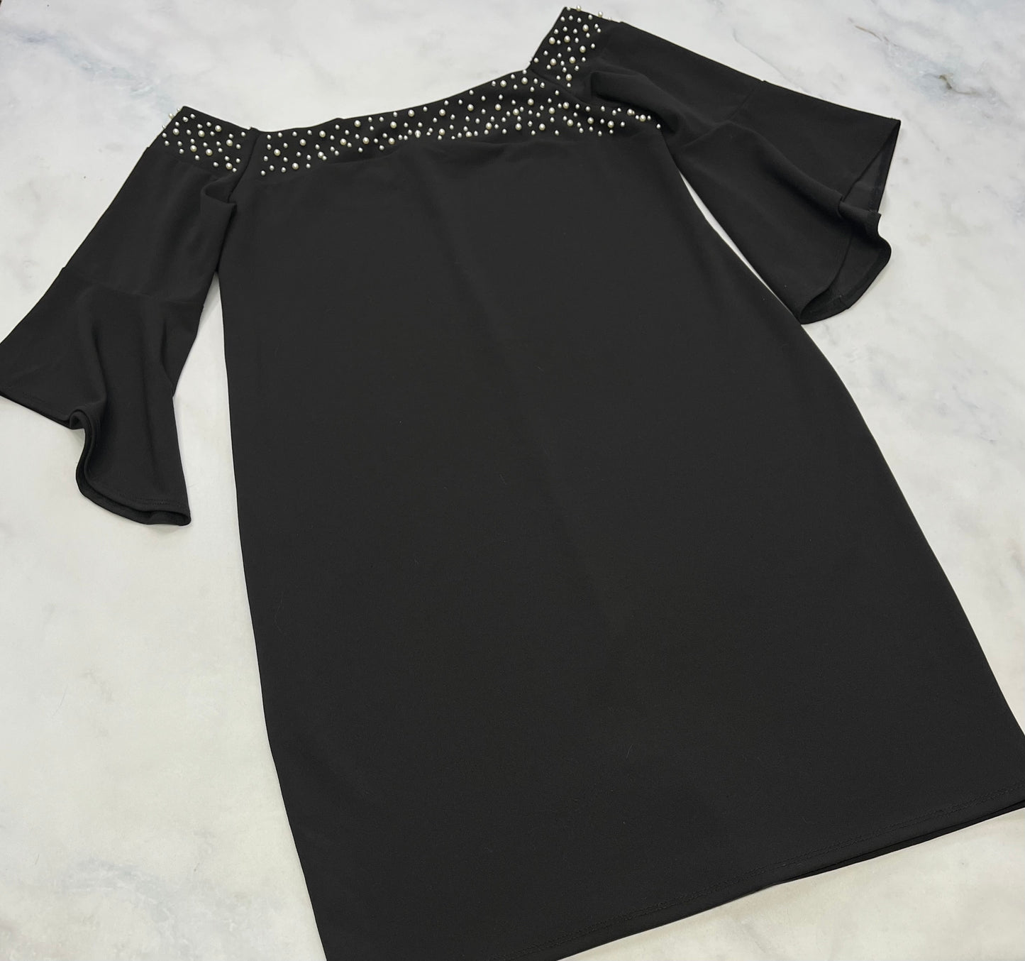 .. Robe beau tissu stretch 14 ans femme comme neuve . Look manche écourté évasé / tendance .