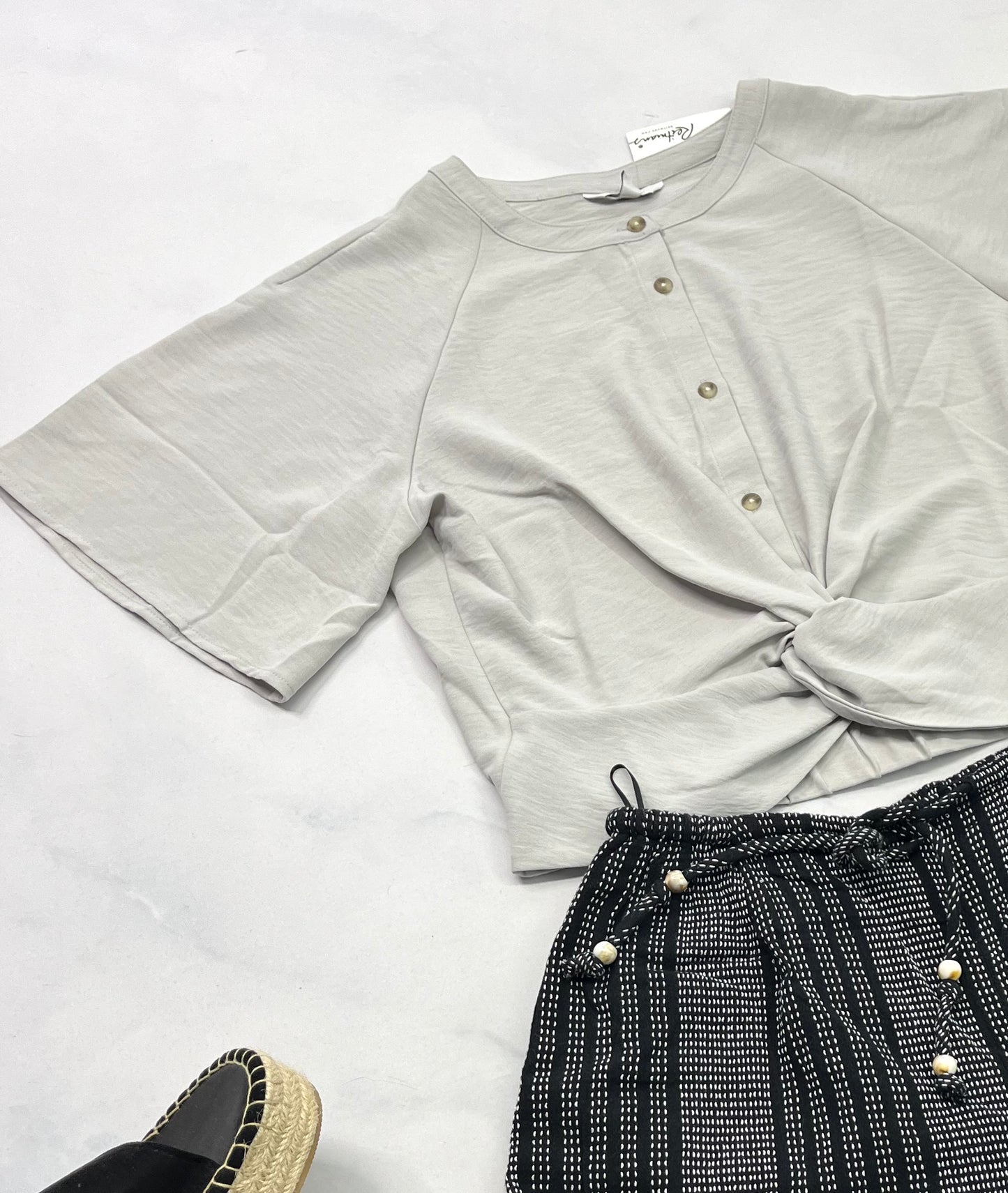 🌴 Haut : Reitman neuf ! En tissu léger non transparent . Élastique au bas du dos . Souple confo look écourté . S/ femme ( 4 ans )