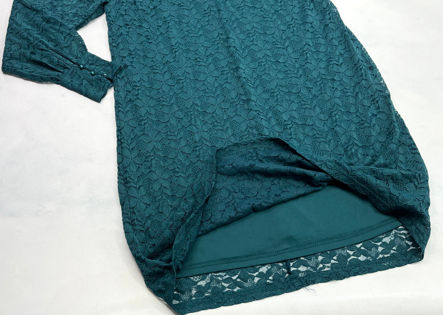 Robe : couleur émeraude marque AKA : stretch de partout doublure intégré . Manche ballon stretch . M et large femme coupe confo .neuve !