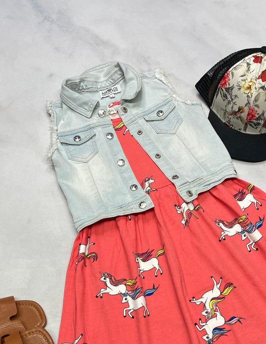 😍 Solde , Veste sans manche : Airoldi en jeans ultra molle 5 ans fille . Comme neuve juste une tache plus délavé au dos . ( sans la robe ) .