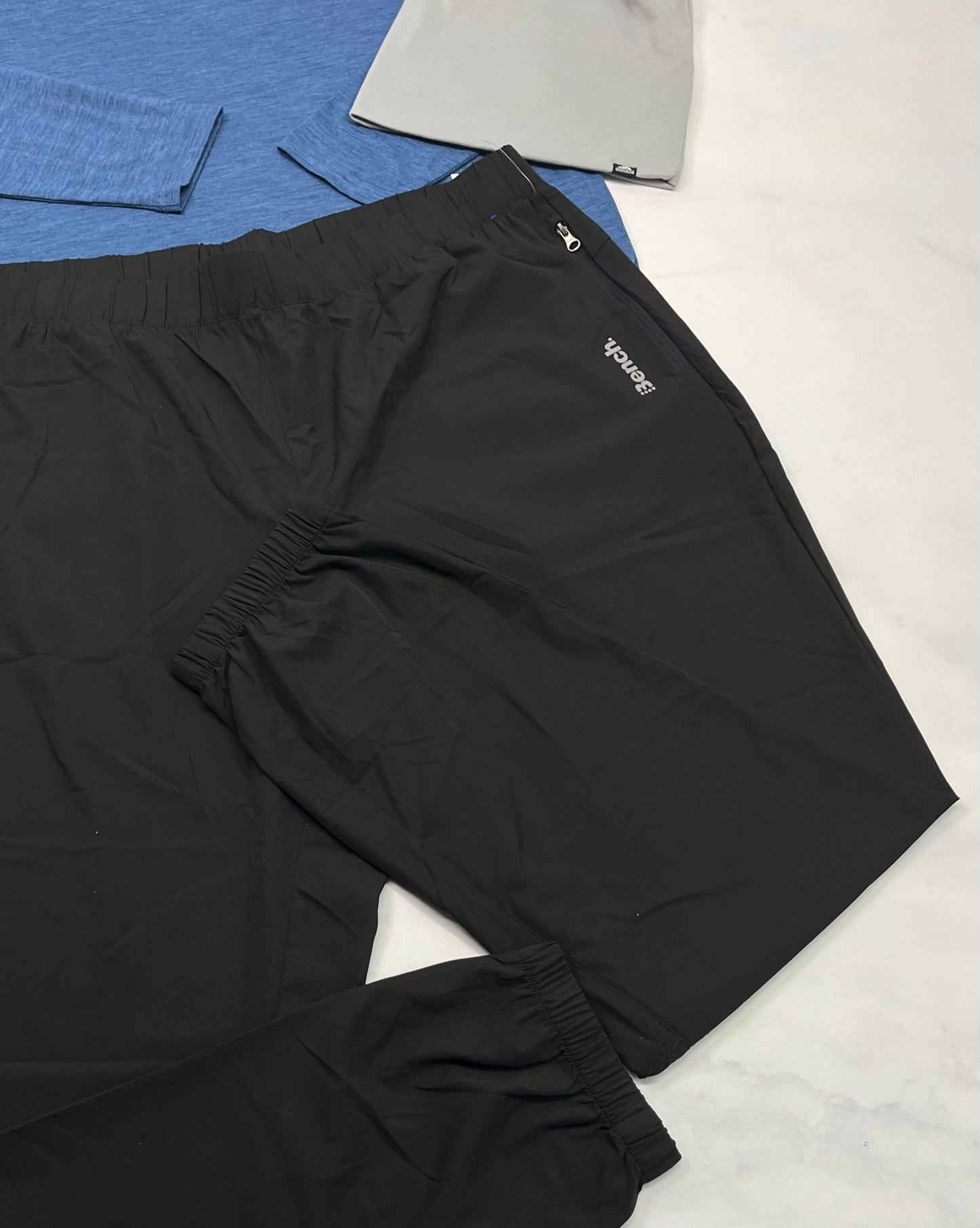 💙 BENCH : Jog. Tissu sport léger . L/ homme (36 homme ) neuf ! Taille et bas élastique . Stretch dans tout les sens .