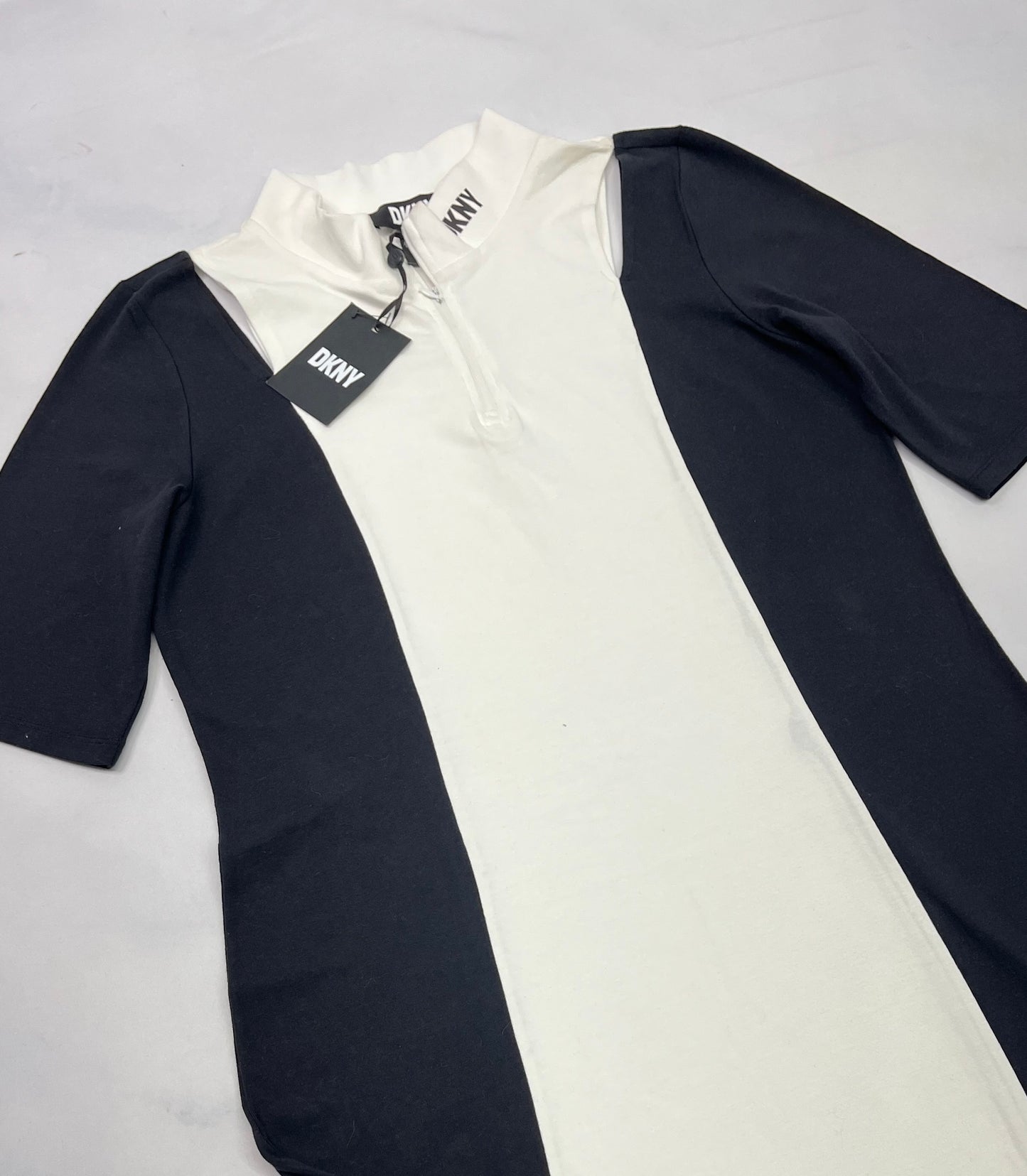 🩷 SOLDE  Robe DKNY : M/ femme neuve mais  ombrage flou de maquillage au col . Demi zip au haut et look fente sur l’épaule .