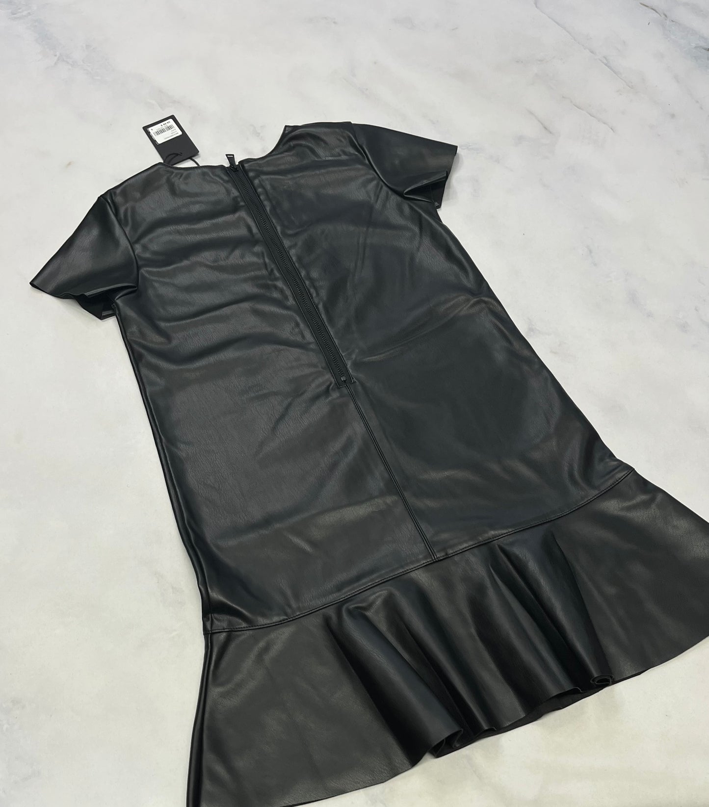 Robe : look effet cuir mou neuve ! Zip au haut du dos . Douce à l’intérieur. 2x 6(5-6) 1x 7(6X) et 2x 8(7-8 ans ) .