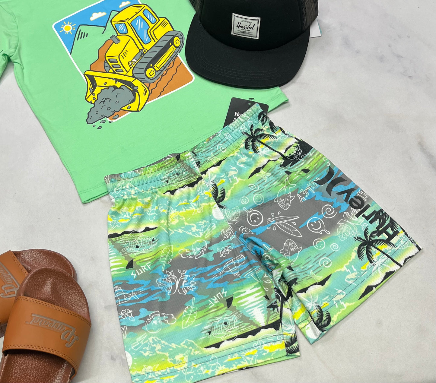 🌿 Short : Hurley en tissu de sport 4 ans garçon neuve .