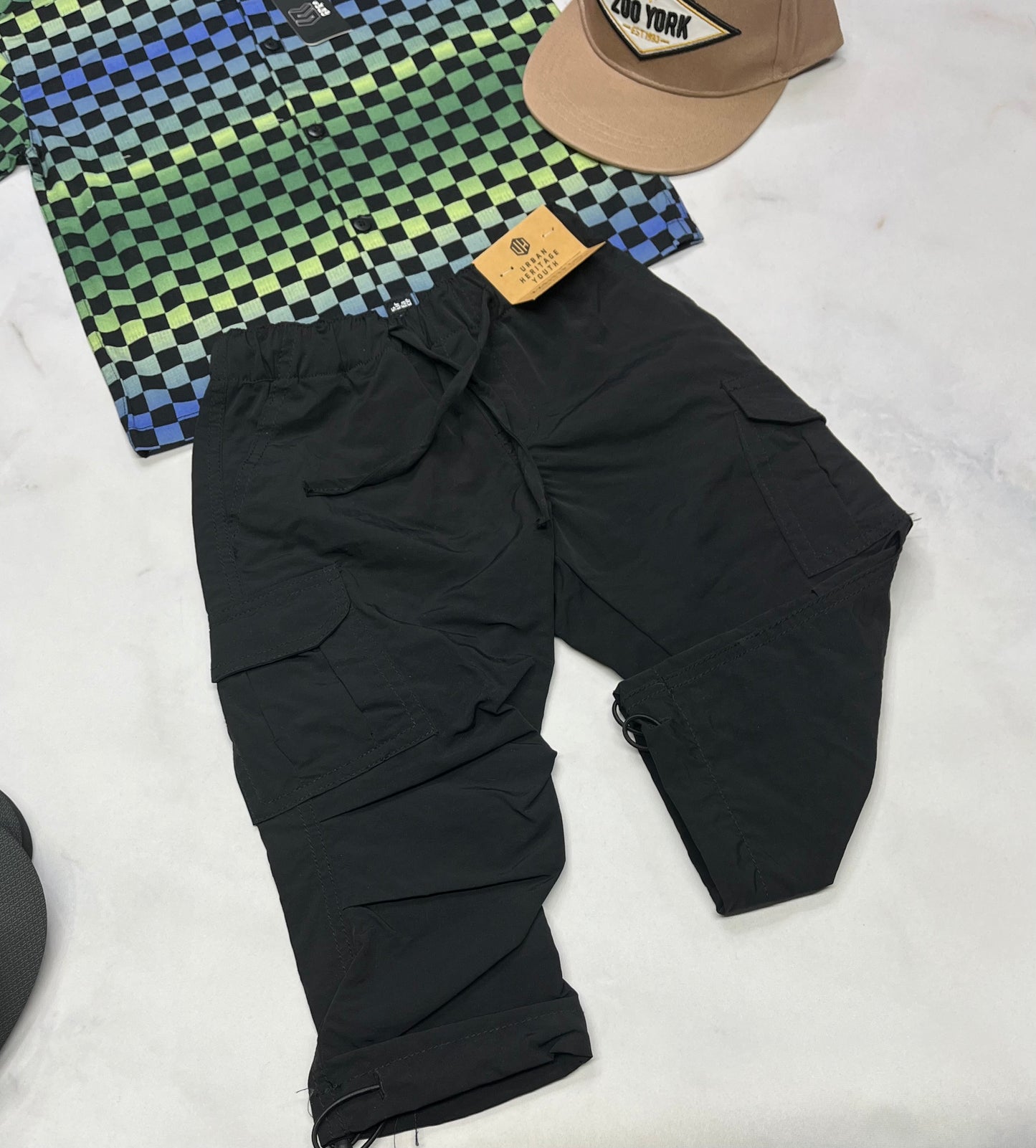 🌵 Capri : noir cargo en tissu sport léger qui ne décore pas . Taille élastique avec cordon de serrage au bas . 4 ans garçon  neuf !