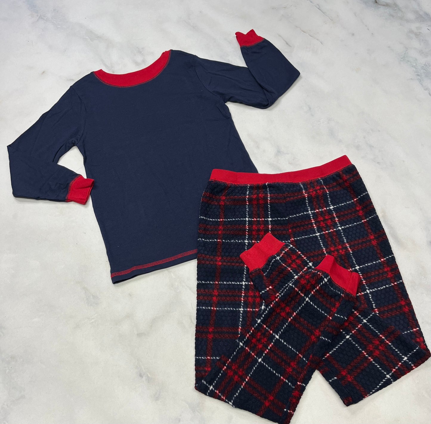 Pyjama neuf! Pantalon tout doux .fait 5 ans .