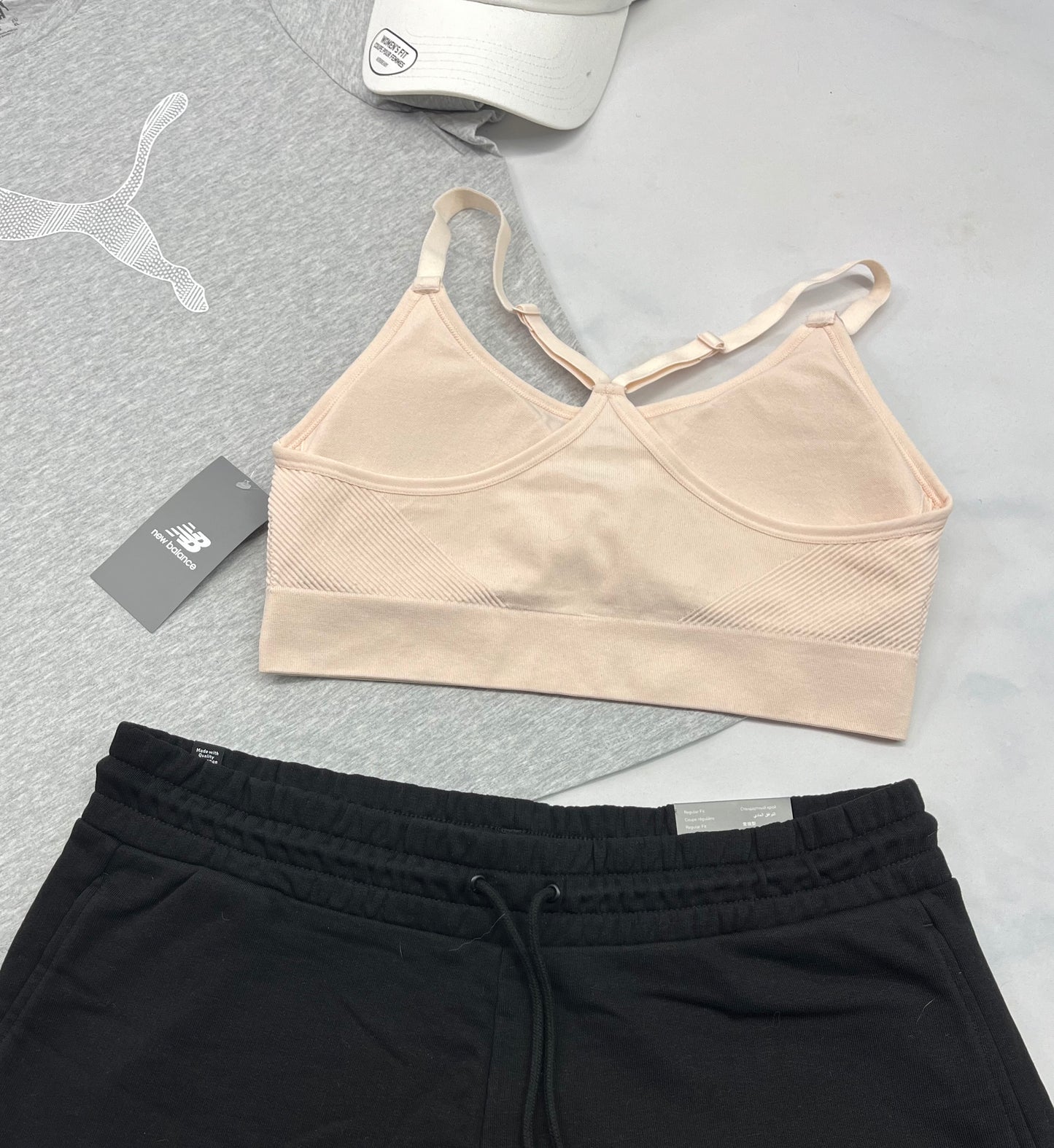 😍Top sport : New Balance . Pad.amovible avec bretelles ajustable . Fait: M et fait : L femme dispo .