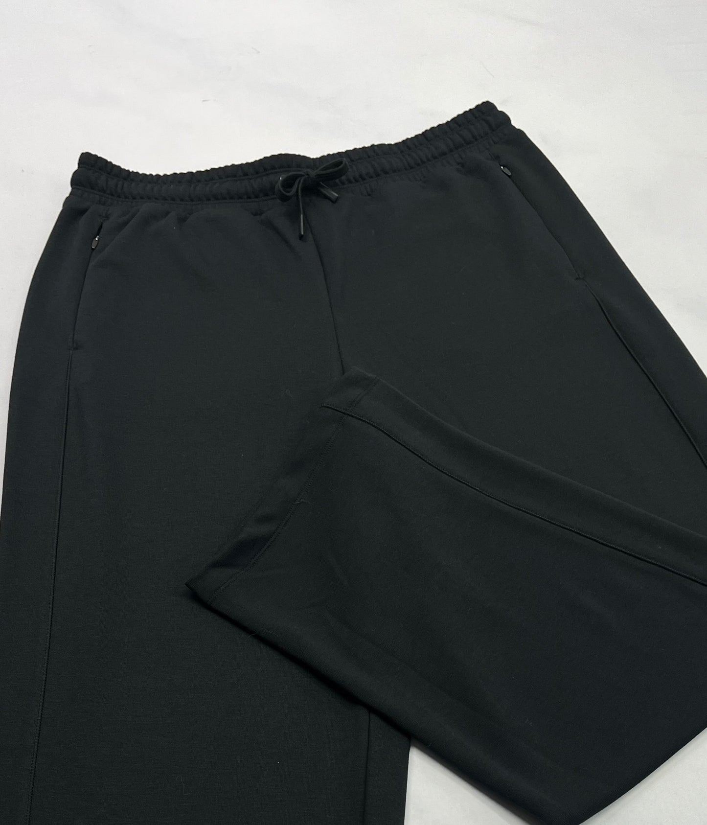 Pantalon : jog. jambe large tissu confo .Hyper doux confo zip aux poches .