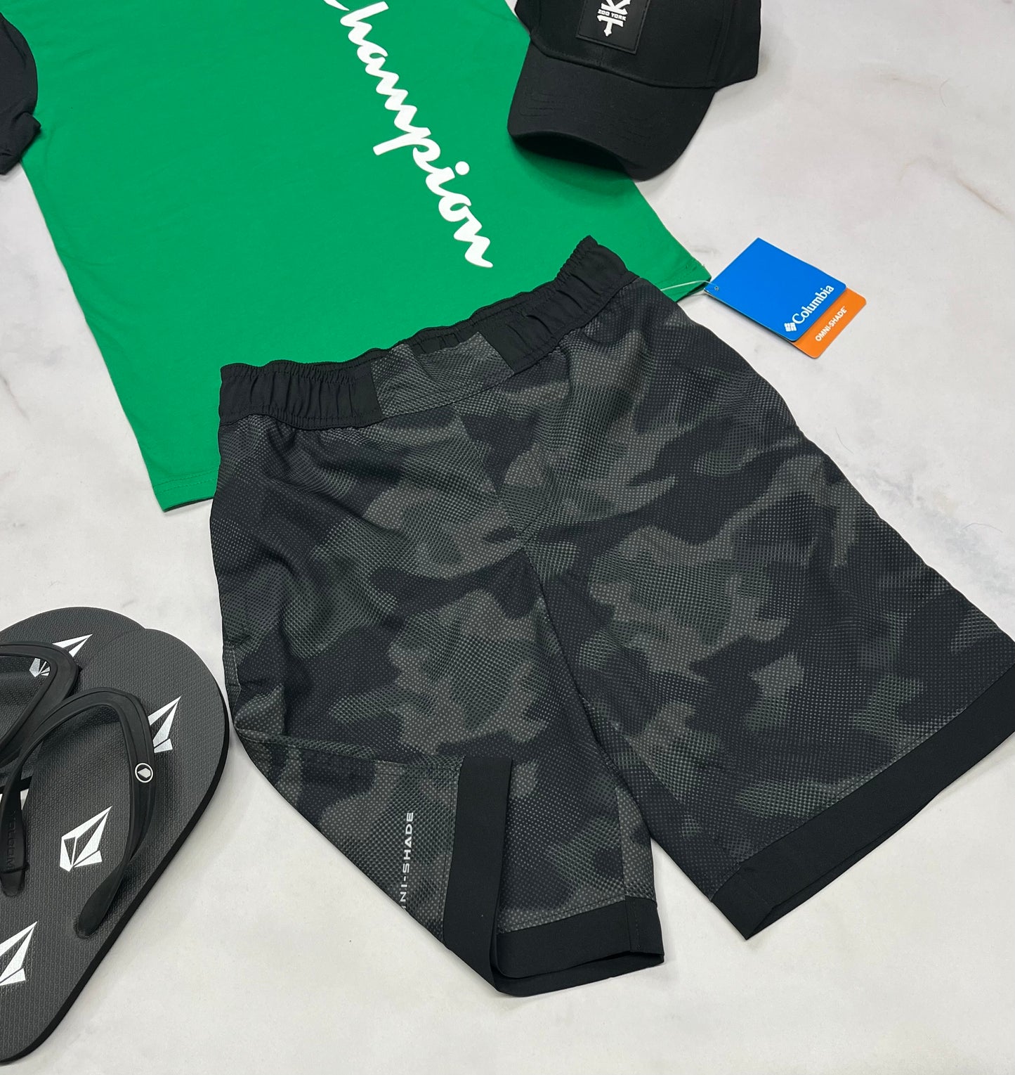 🤩 Bermuda : Columbia en tissu de sport léger qui sèche rapidement . Logo derrière avec taille élastique .  8 ans garçon neuf !
