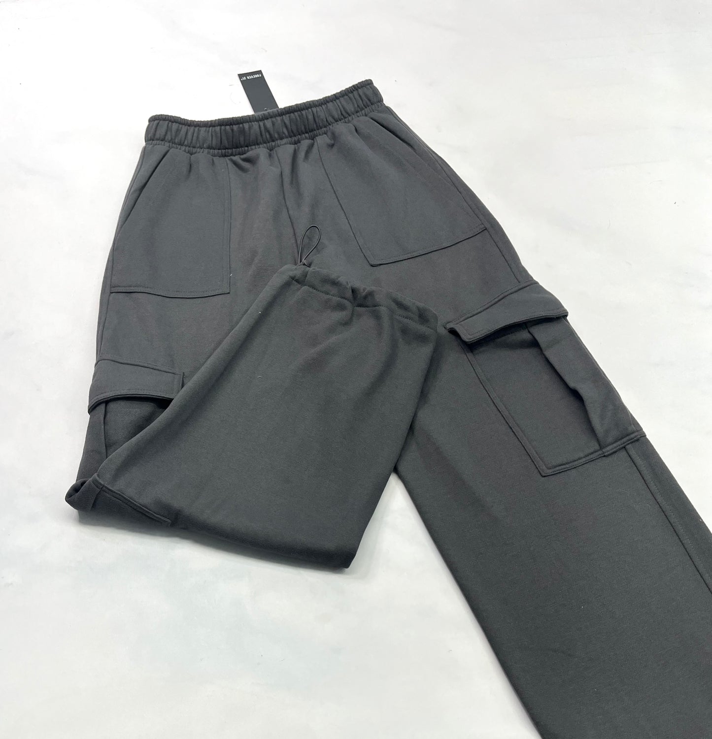 Jog. Forerver 21: Cargo en ouaté charcoal neuf ! Taille haute . Fait M/ femme jambe lousse tendance . Ajustable au bas .