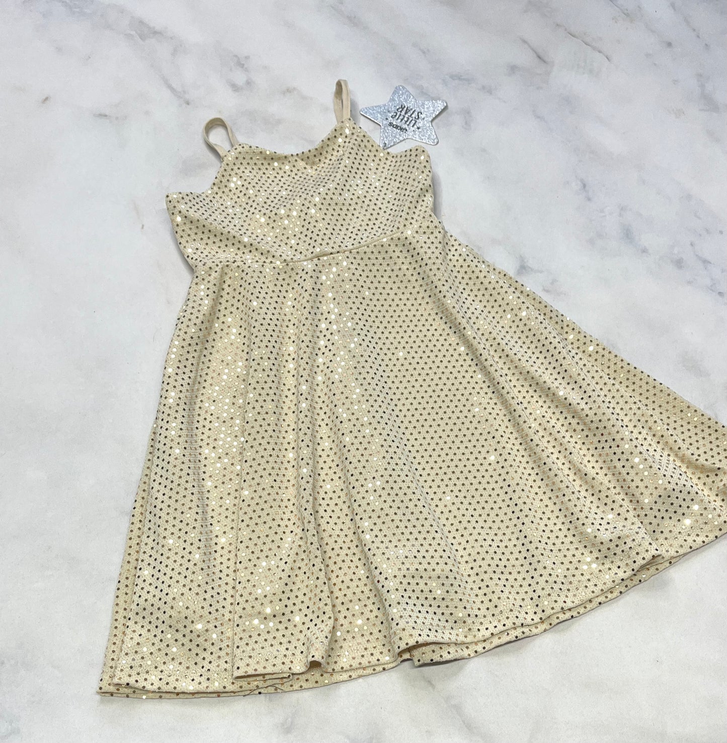 Robe : Little Star Or brillante 5-6 fit stretch ( ou fait 5 ans confo ) stretch doublure int . Bretelles ajustable . Neuve .