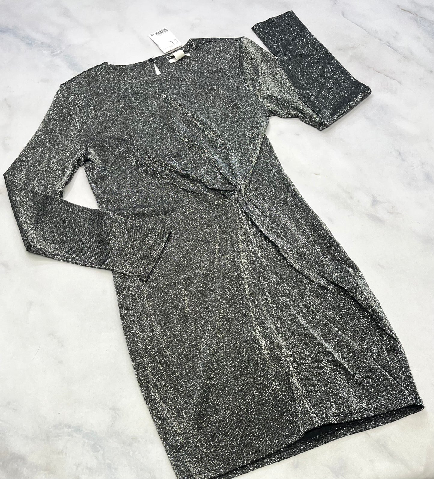 Robe : tissu stretch argenté brillante neuve . Fait Small fit stretch (4 ans femme ) .