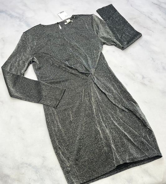 Robe : tissu stretch argenté brillante neuve . Fait Small fit stretch (4 ans femme ) .