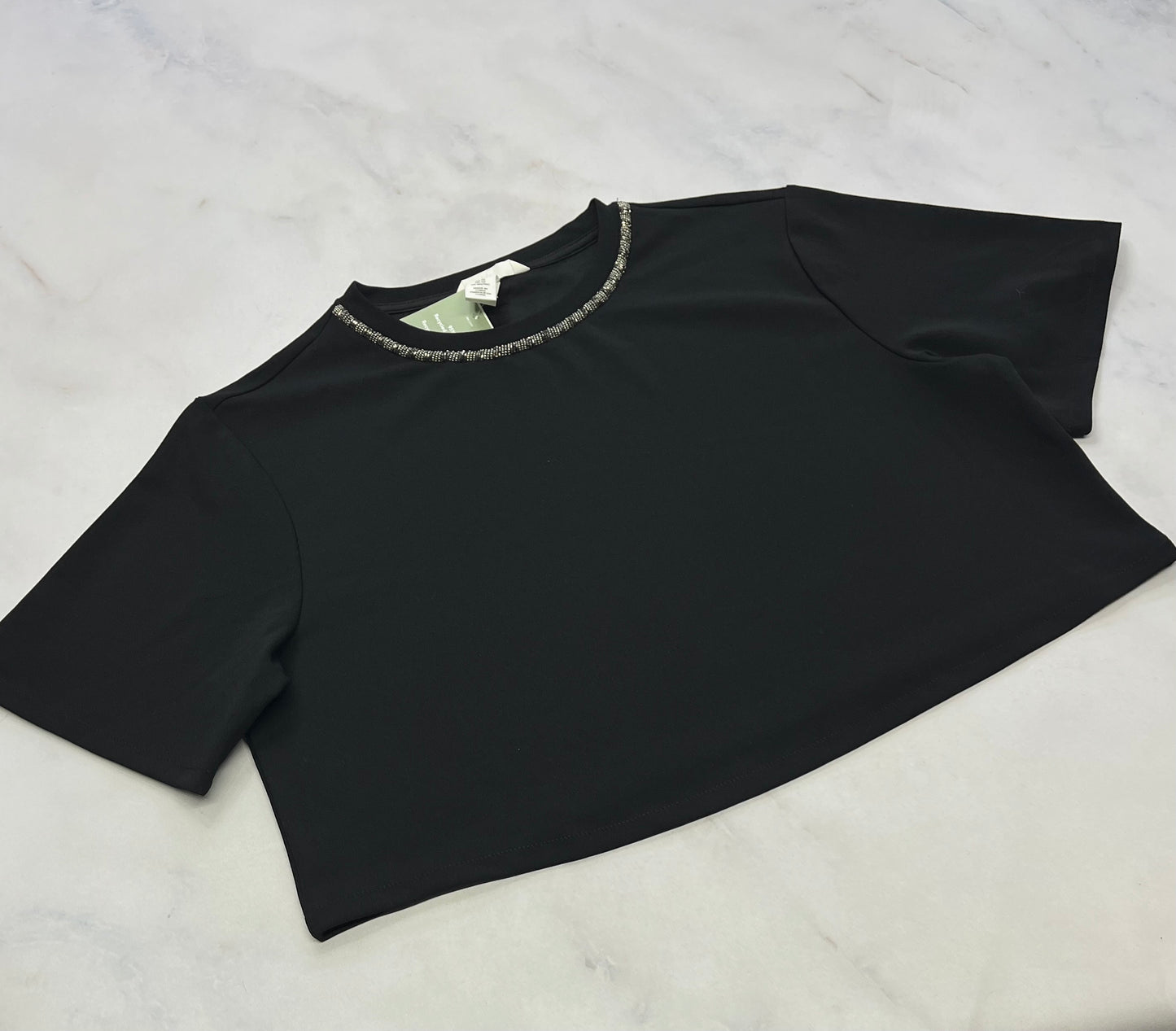 Haut tissu chic écourté ! Beau détail perlé au col. Look écourté . Superbe en superposition d’une robe sans manche par exemple . Fait L/ femme coupe confo . Neuf!