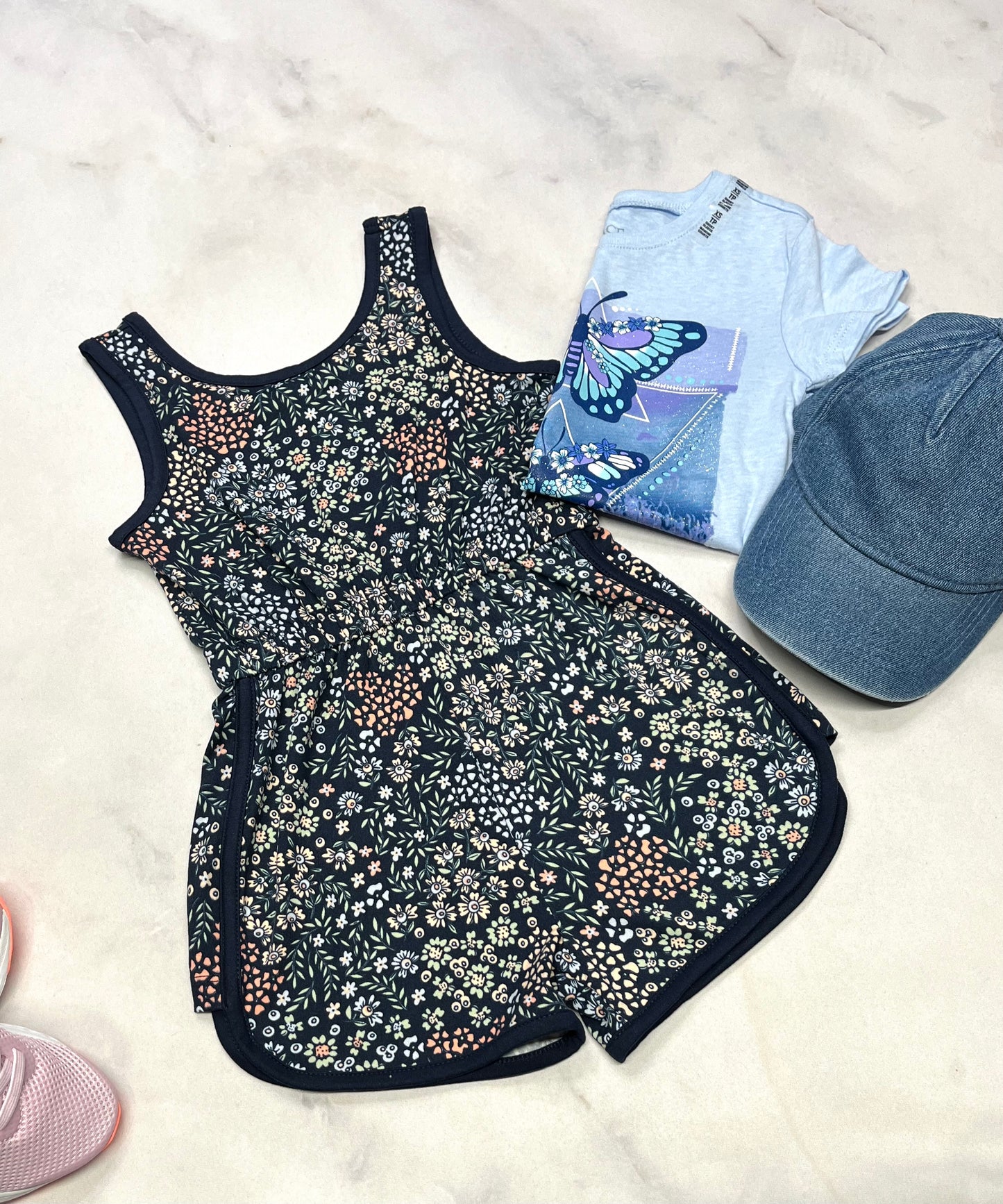 🦋1 pièce short : fleurit hyper doux et stretch . Tag fait 3 ans neuf !