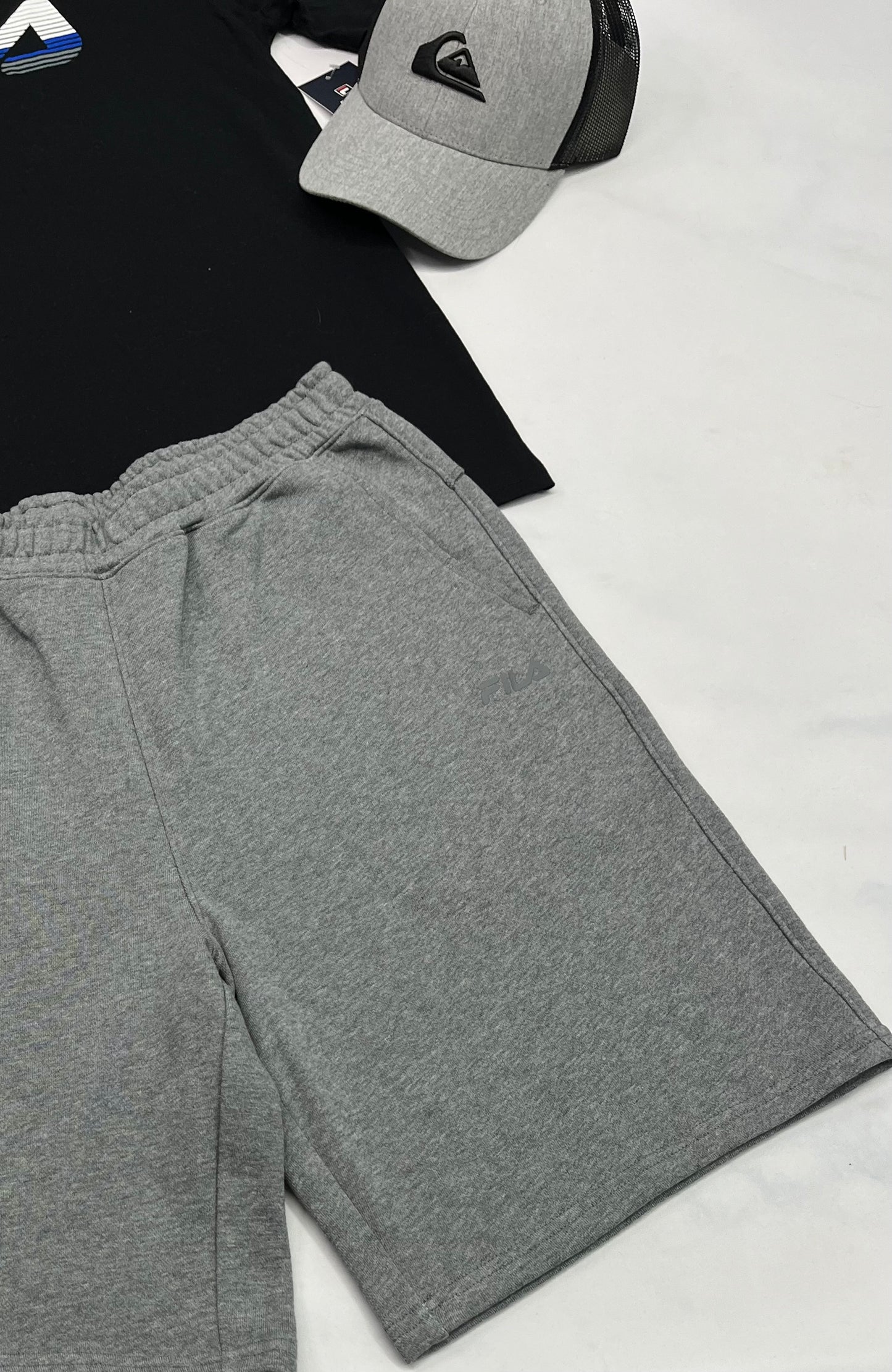 🌴 Bermuda : ouaté gris PUMA logo ton sur ton au devant prêt de la poche ) . M et L homme dispo .