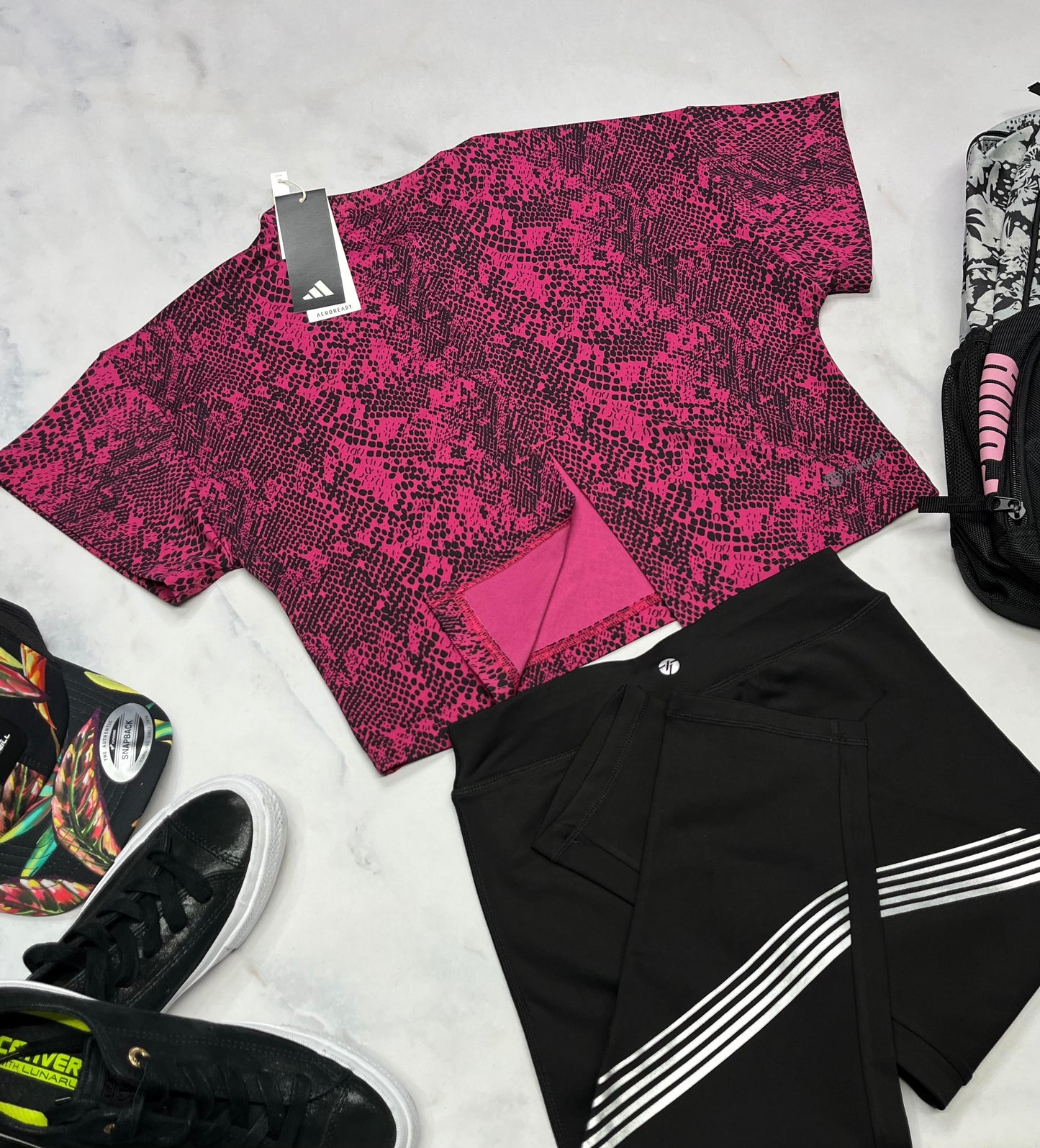 🤩 Manche courte : Adidas en tissu stretch de partout . Fente au bas du dos . 11-12 ans fille neuf ! Coupe confo .
