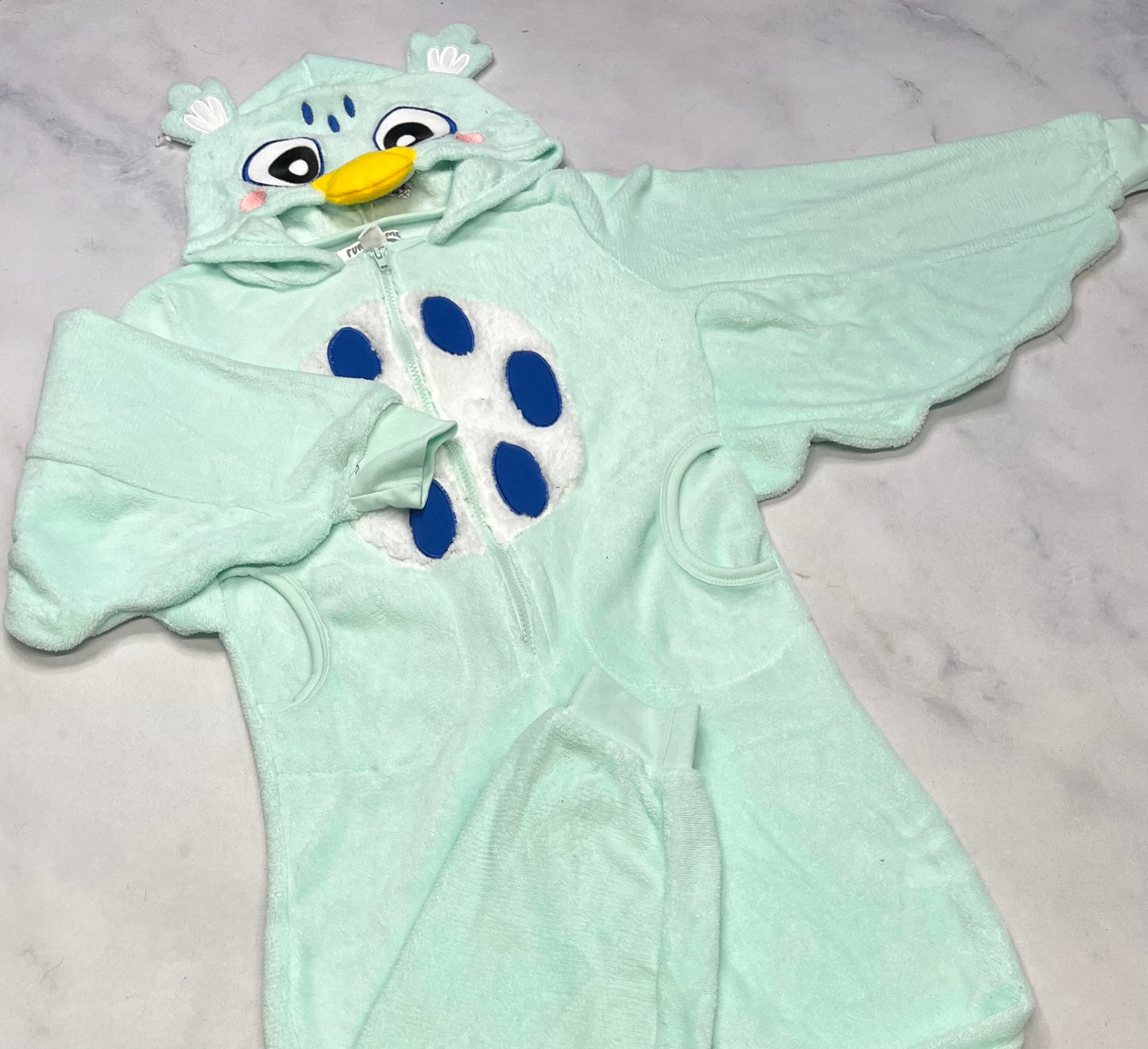 SOLDE! pyjama/ costume : neuf ! Mais tache  au bas voir dernière photo . 10-12 ans .