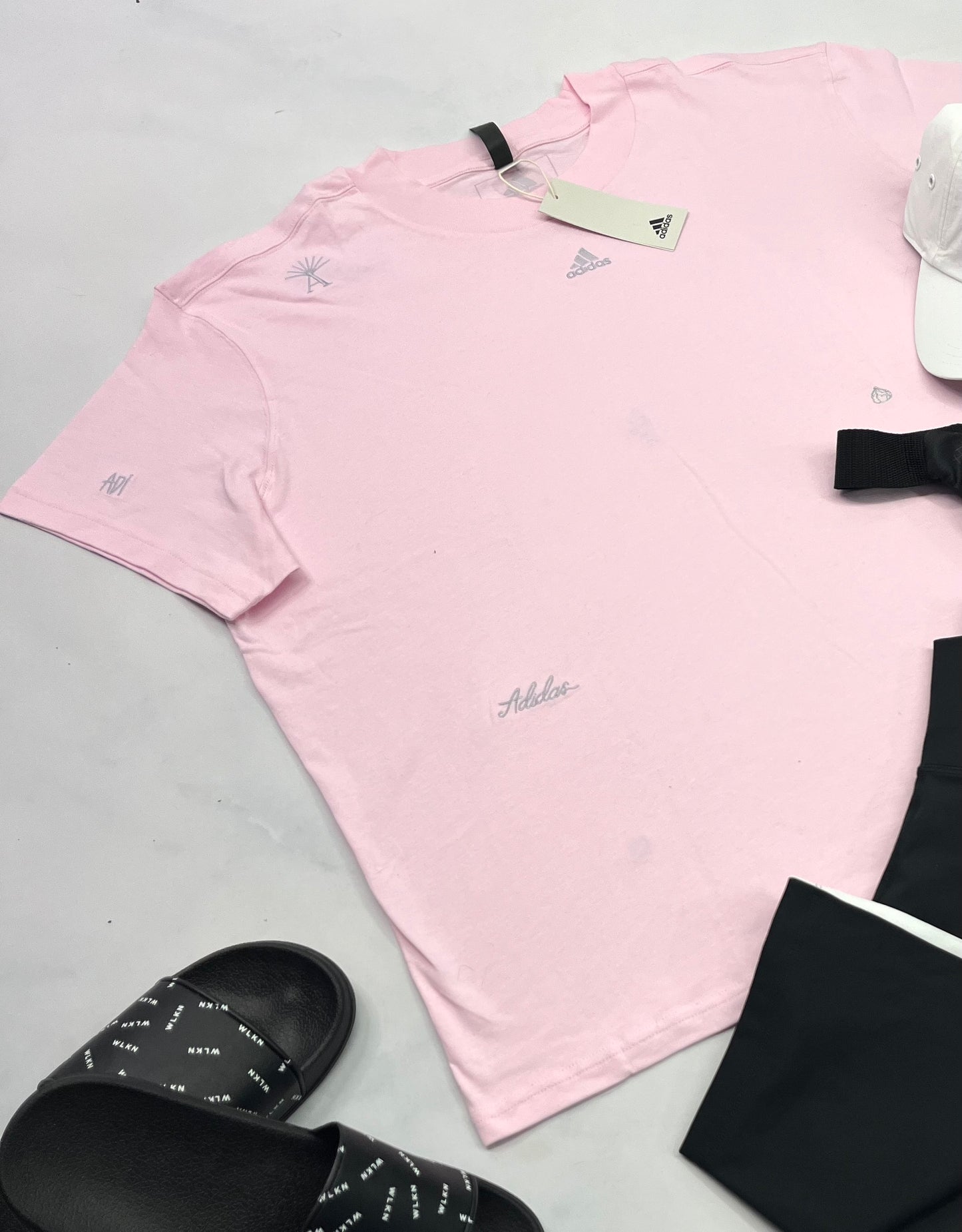 🩷 T-Shirt : Adidas fait 2XL confo femme . Mini motif et logo brodé au devant et au dos .