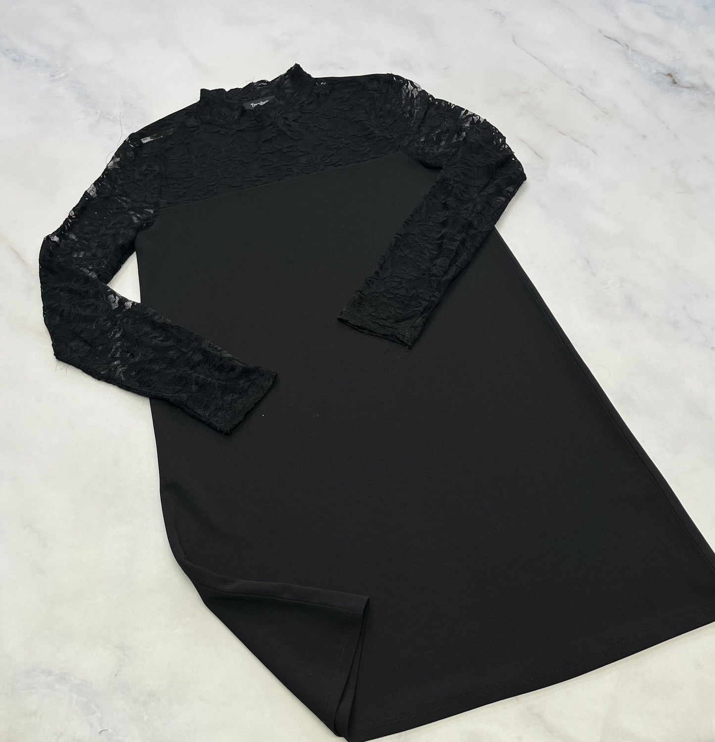 Robe : tissu chic stretch haut en dentelle stretch qui laisse entrevoir . Fait Small(3-4 ans femme ) comme neuve .