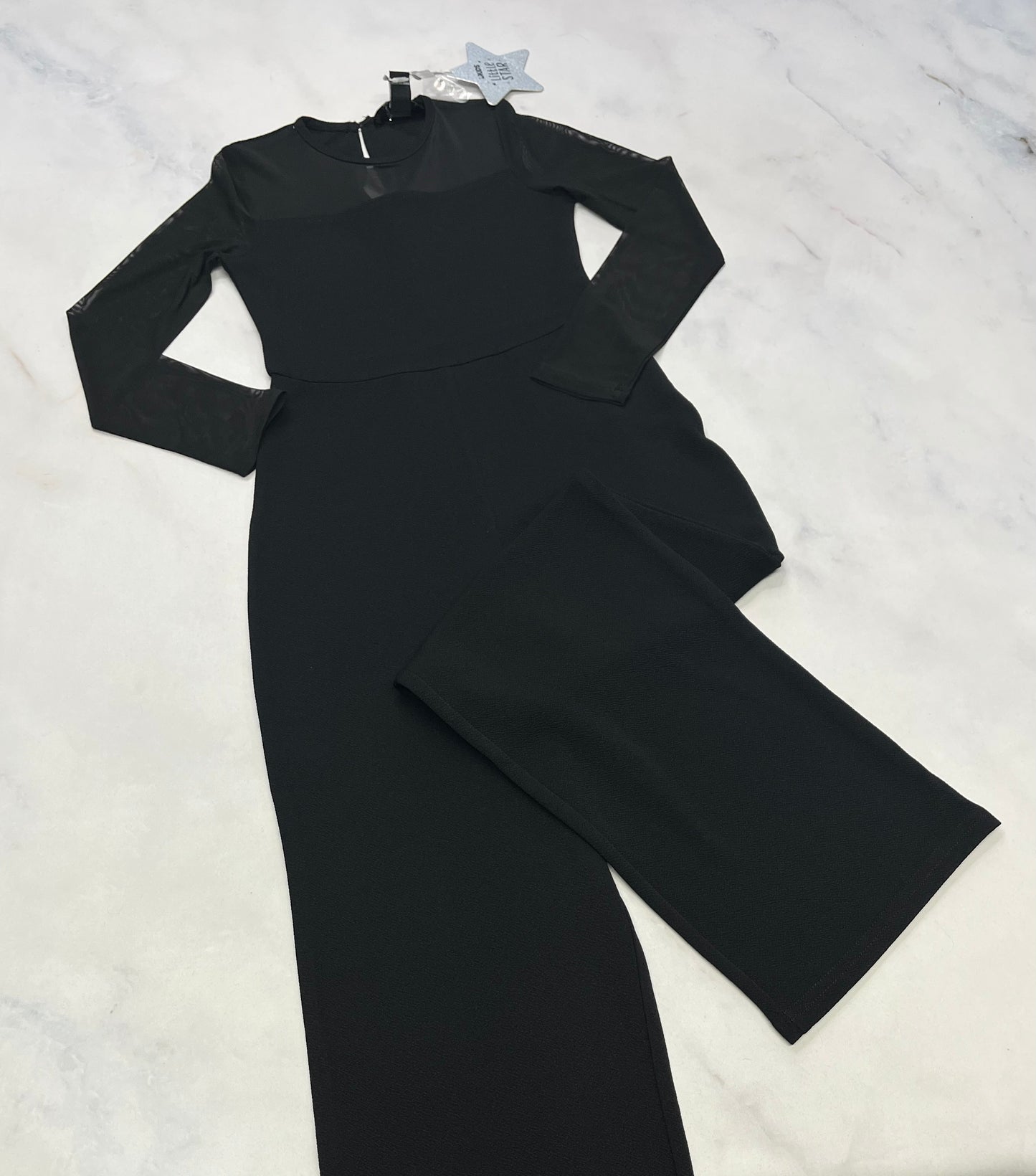 1 pièce : manche et haut en filet stretch le reste en tissu extensible noir opaque jambe large . 7-8 ans , 10-12 ans fille incroyable . Neuf!