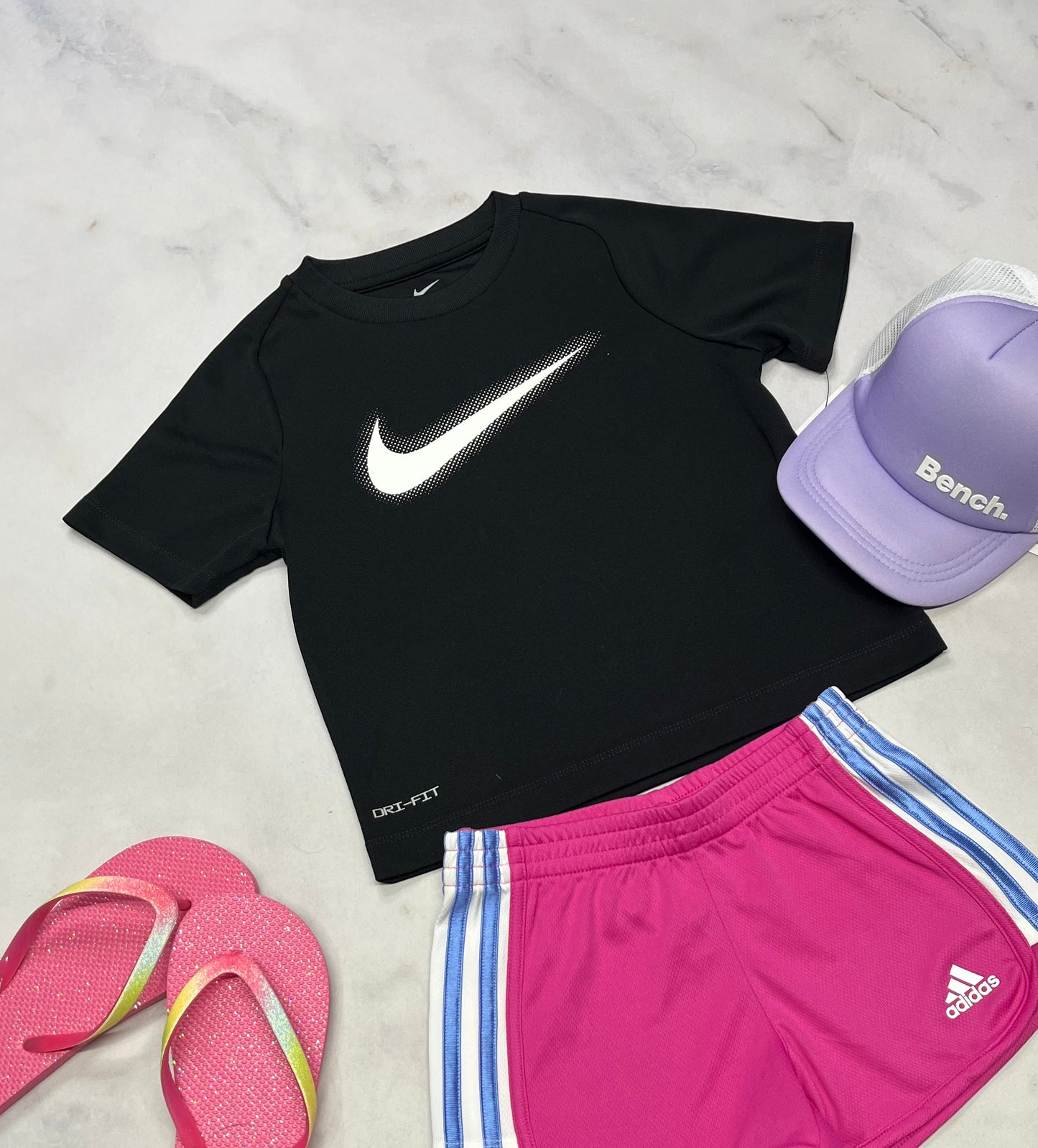 😍 Nike : Manche courte en tissu de sport coupe boxy tendance . 5 ans fille neuf !