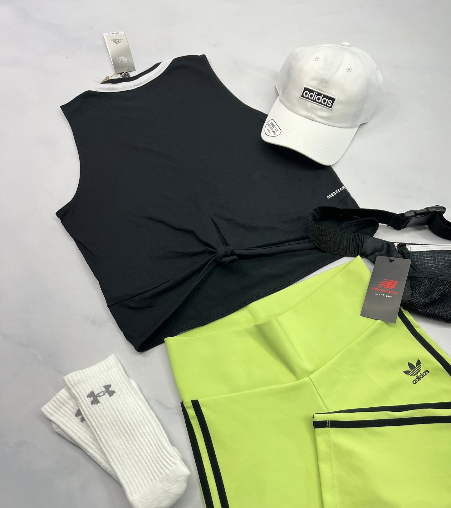 🌴 Camisole Adidas look écourté ajustable au bas du dos avec un noeud . Small et médium femme dispo .