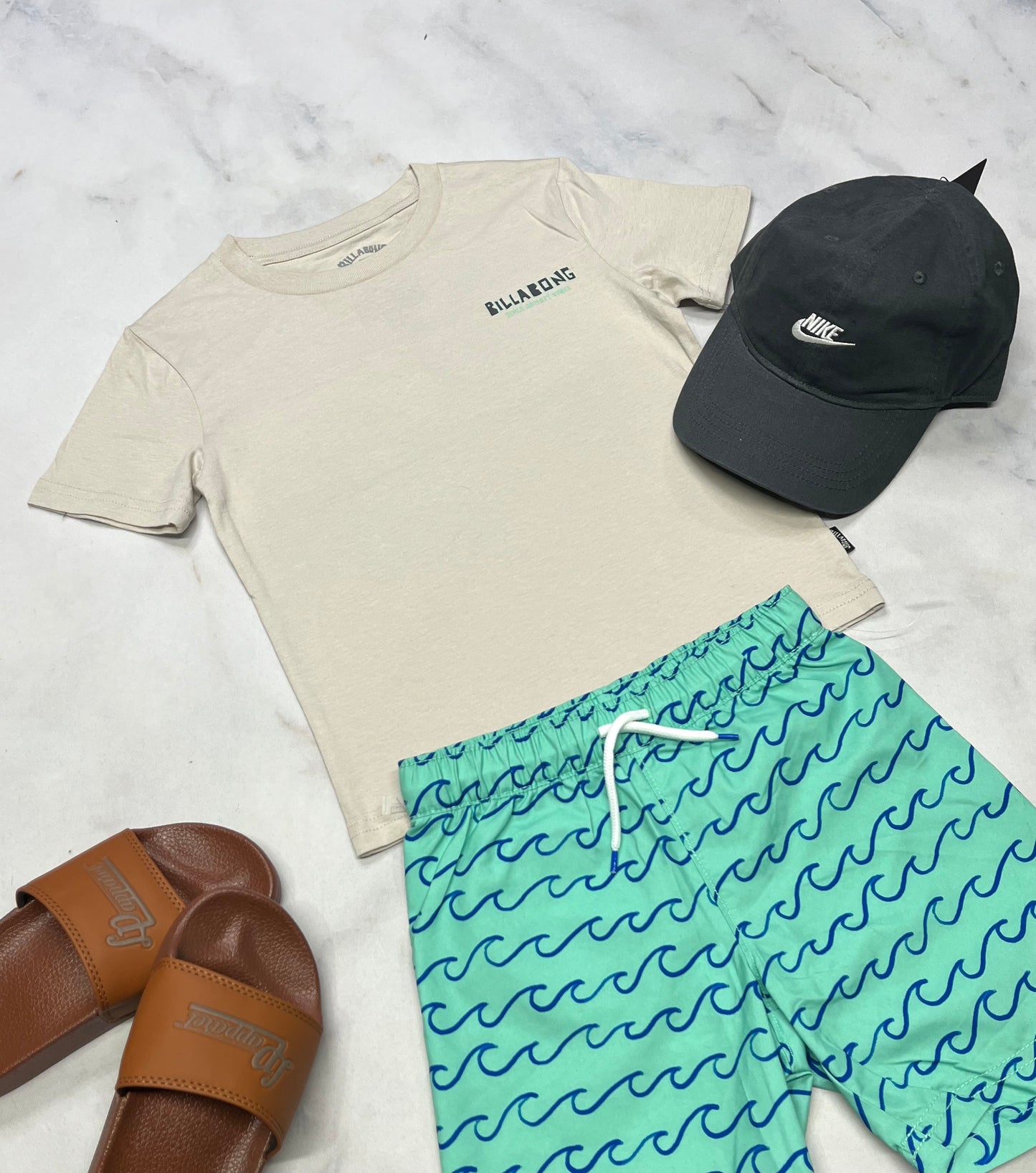 🌿 T-Shirt : Billabong 4 ans garçon neuf ! Beau logo au dos .