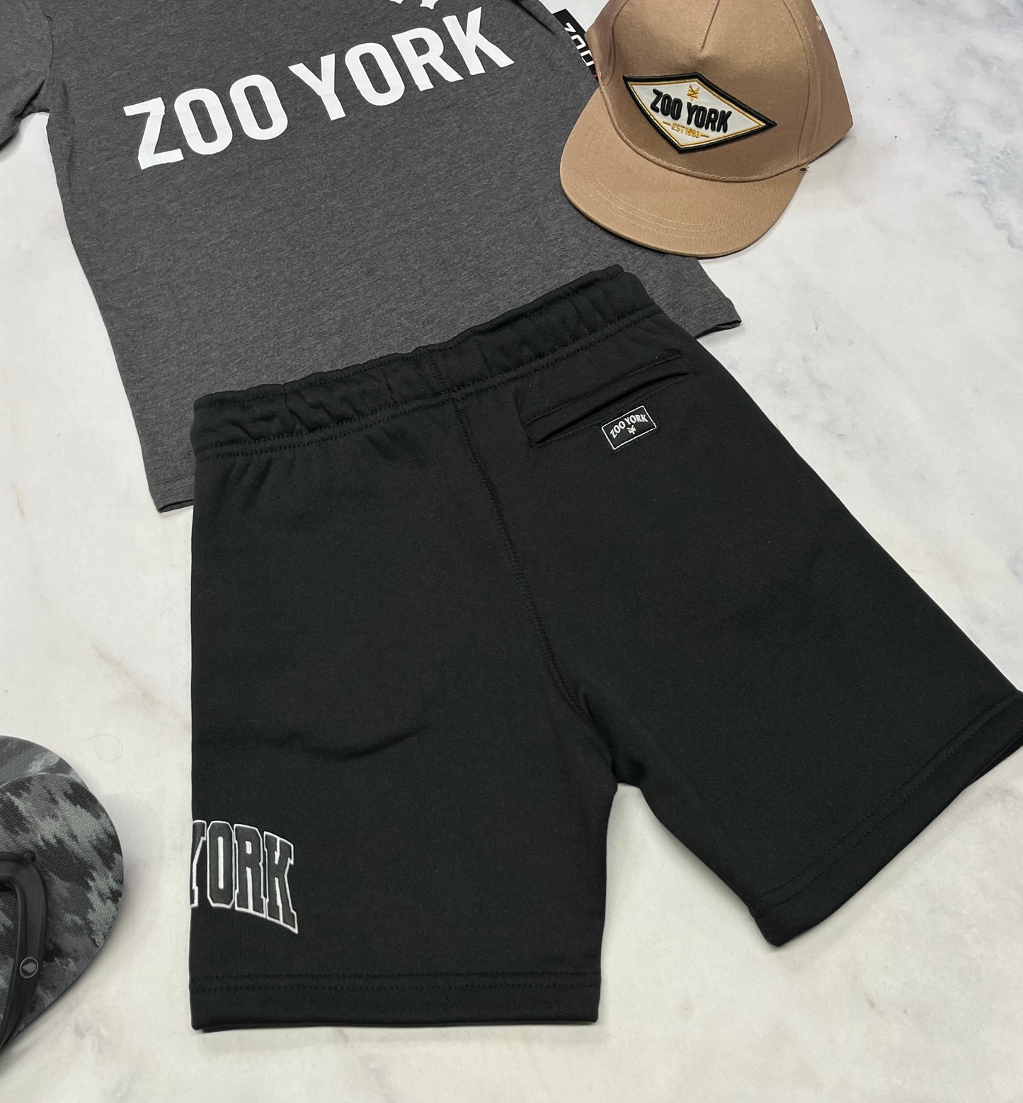 ☀️ Bermuda : Zoo York en ouaté doux à l’intérieur . Logo aussi au dos . 7-8 ans garçon neuf !