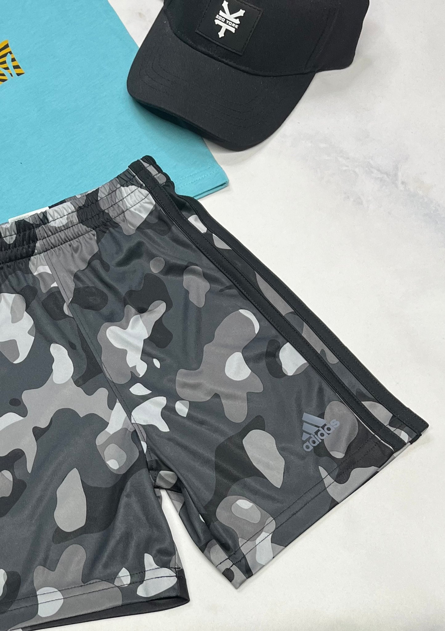 ☀️ Bermuda : Adidas en tissu de sport . Logo au bas au devant . 4 ans garçon neuf !