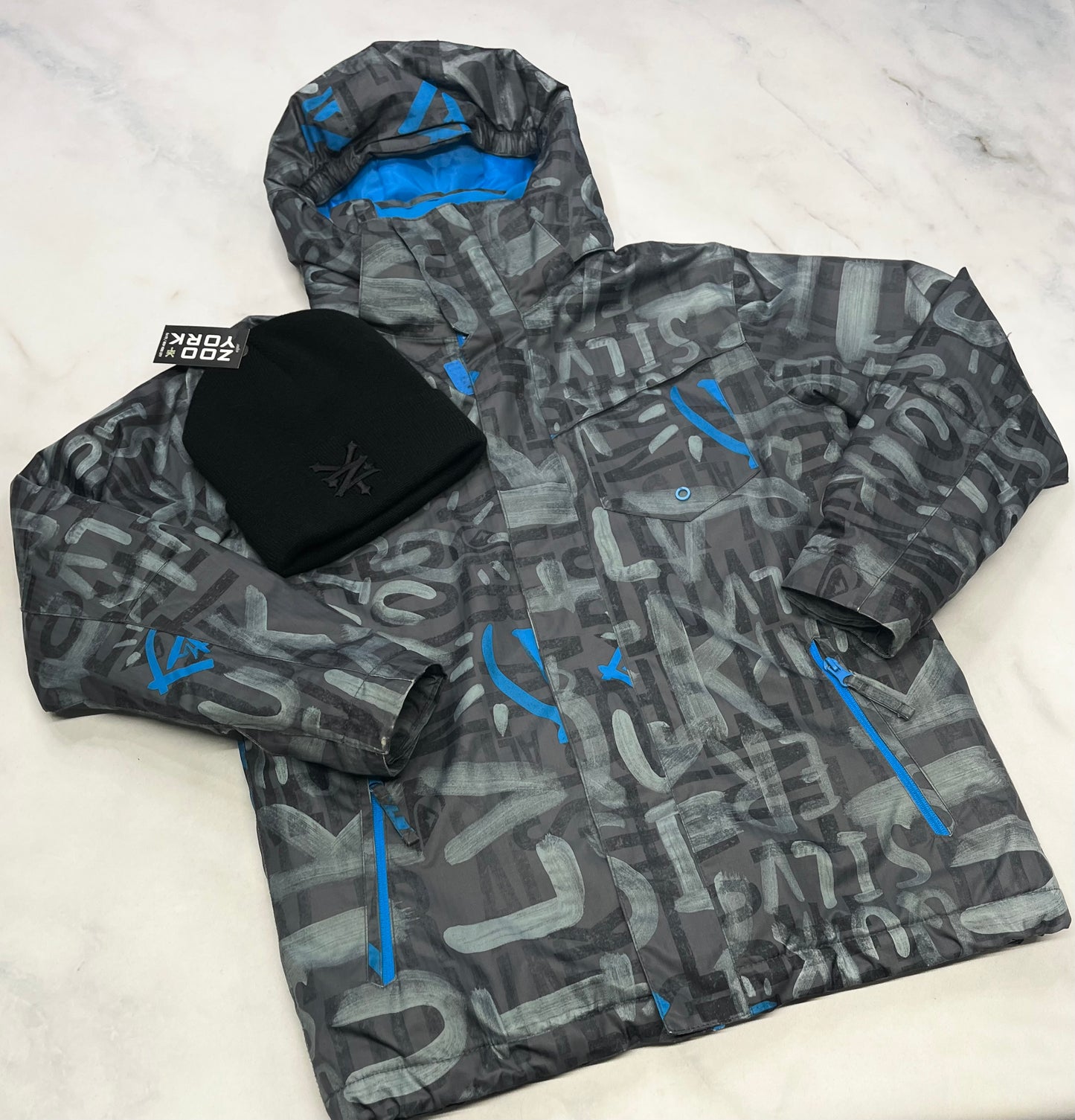 Duo Manteau d’hiver : Quiksilver souple confo : poignet ajustable ( mini usure sur un micro bout de poignet ) . sinon superbe ! + Tuque Zoo York neuve .