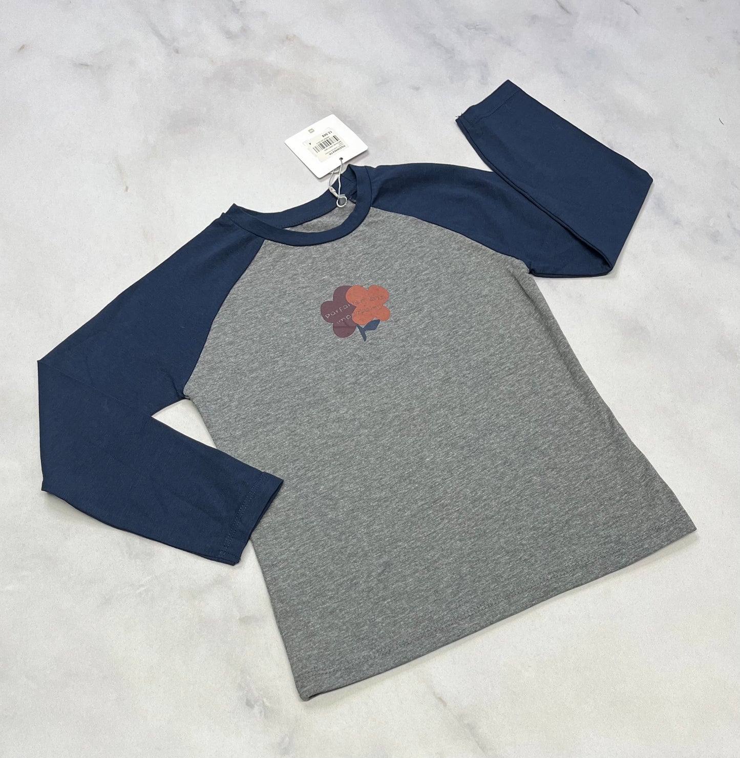 Manche longue : Tag 4 ans fille neuf ! Inscrit dans les fleurs :( parfaitement imparfaite ).