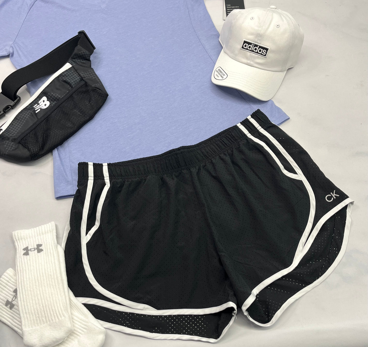 💜 Short : sport Calvin Klein en tissu  qui respire avec sous culotte intégrée. L/ femme . Neuve .