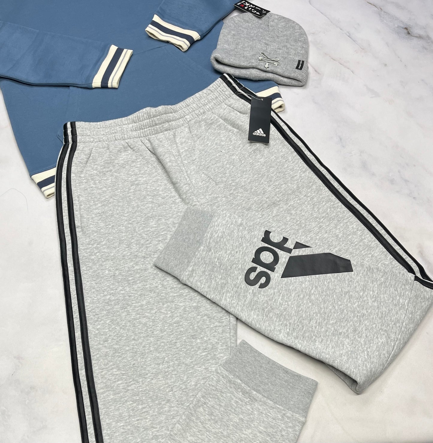 ❄️ Jog. Adidas : en ouaté épais doux à l’intérieur , qualité ++ neuf ! 18-20 ans garçon ( gris).